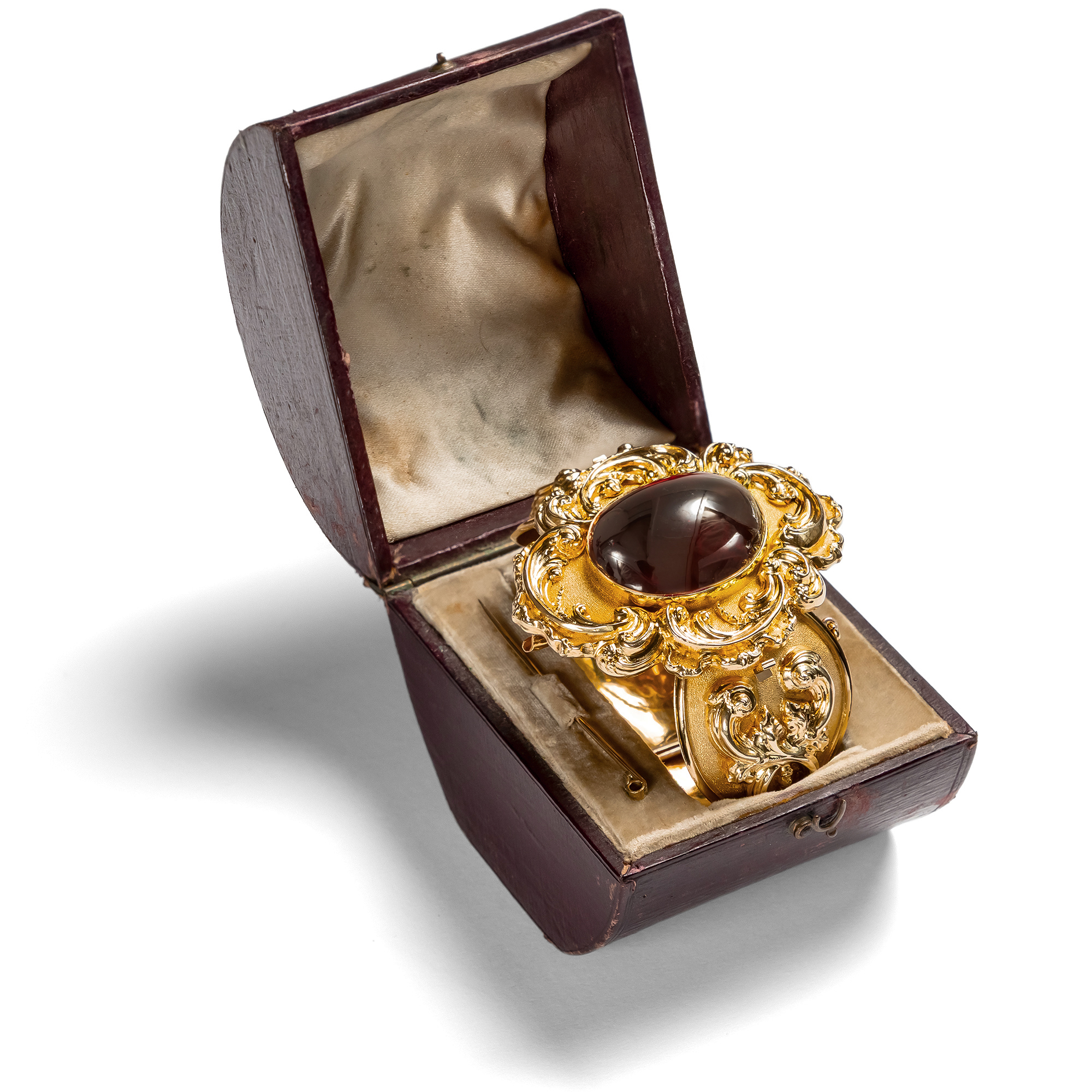 Prachtvoller Armreif mit großem Granat in Gold, zu Anhänger & Brosche konvertierbar, um 1840 Prachtvoller Armreif mit großem Granat in Gold, zu Anhänger & Brosche konvertierbar, um 1840