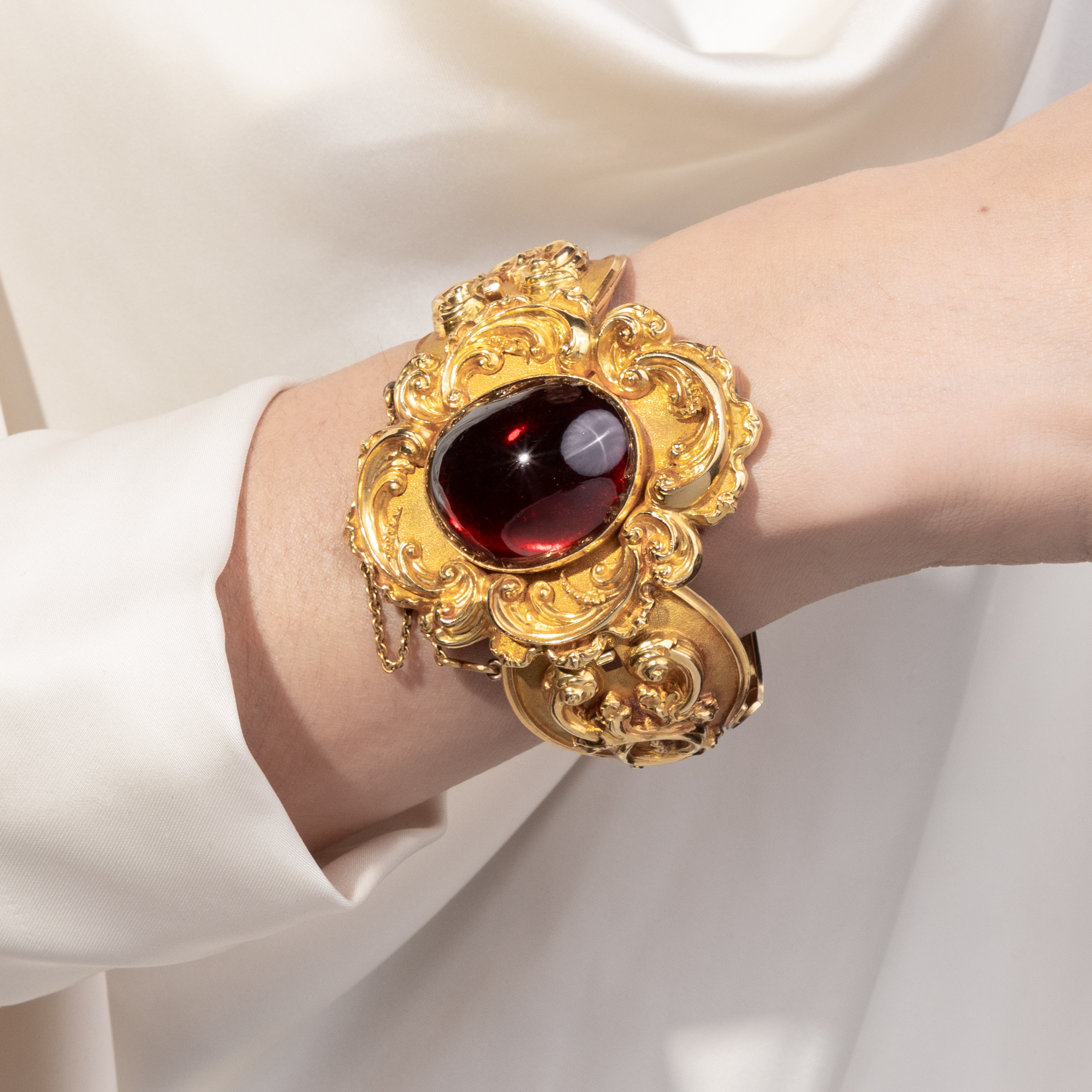 Prachtvoller Armreif mit großem Granat in Gold, zu Anhänger & Brosche konvertierbar, um 1840 Prachtvoller Armreif mit großem Granat in Gold, zu Anhänger & Brosche konvertierbar, um 1840