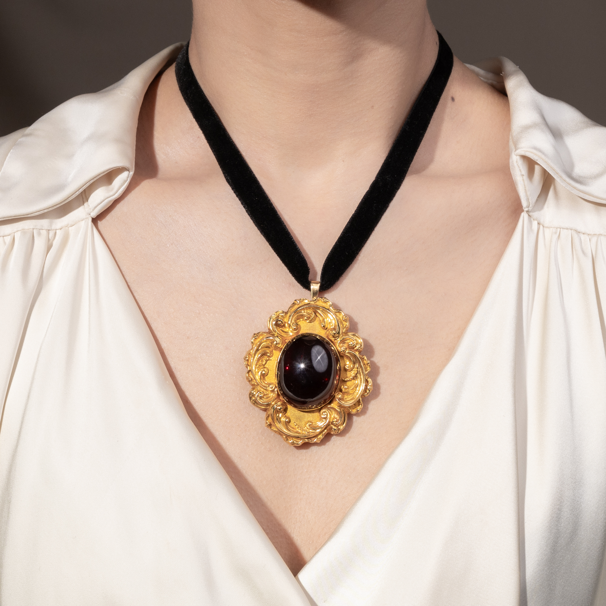 Prachtvoller Armreif mit großem Granat in Gold, zu Anhänger & Brosche konvertierbar, um 1840 Prachtvoller Armreif mit großem Granat in Gold, zu Anhänger & Brosche konvertierbar, um 1840