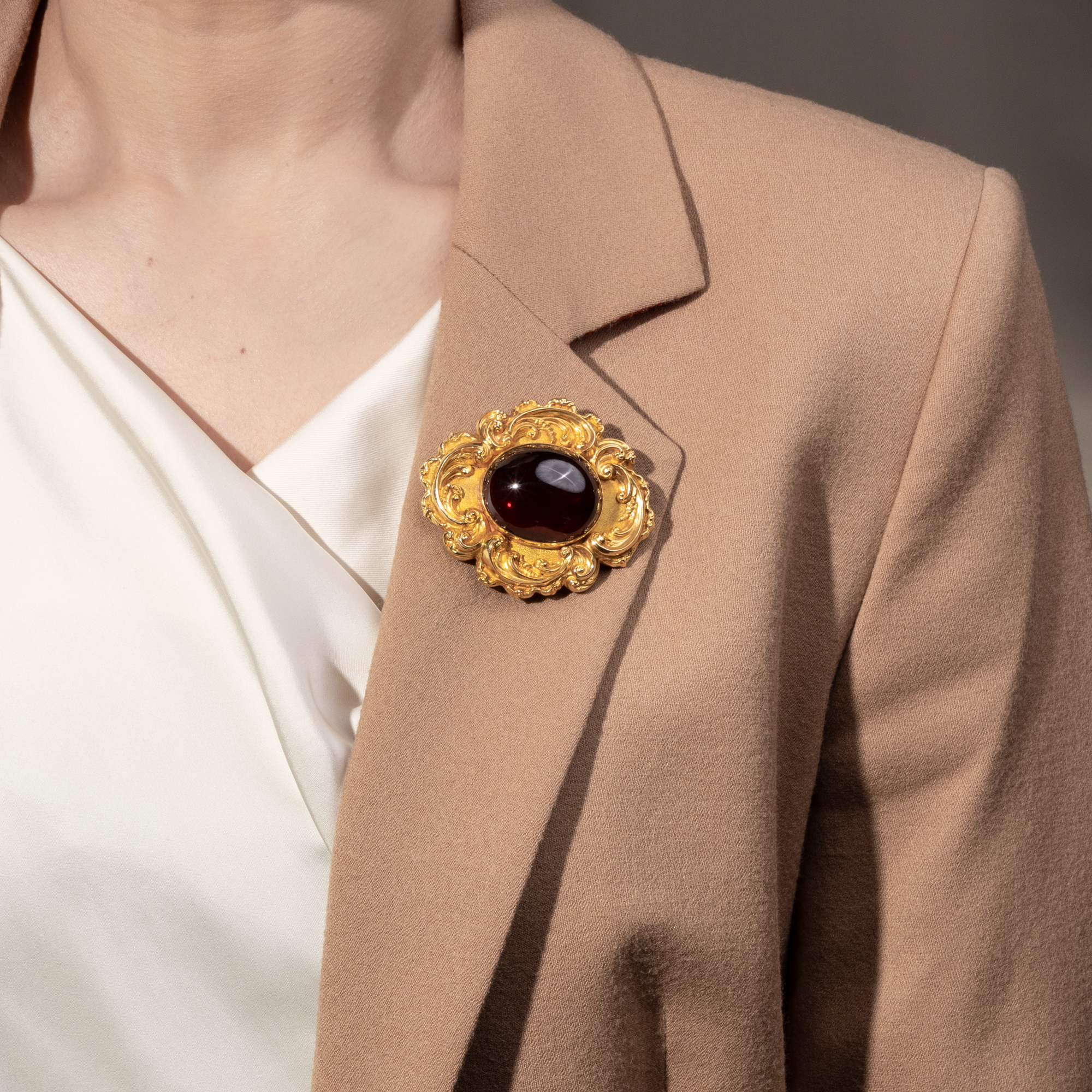 Prachtvoller Armreif mit großem Granat in Gold, zu Anhänger & Brosche konvertierbar, um 1840 Prachtvoller Armreif mit großem Granat in Gold, zu Anhänger & Brosche konvertierbar, um 1840