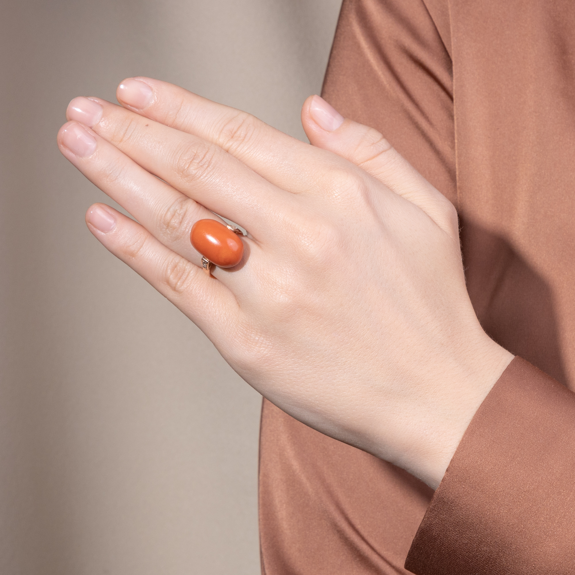 Großer Ring mit antiker Koralle & Diamanten in Rotgold aus unserer Werkstatt Großer Ring mit antiker Koralle & Diamanten in Rotgold aus unserer Werkstatt