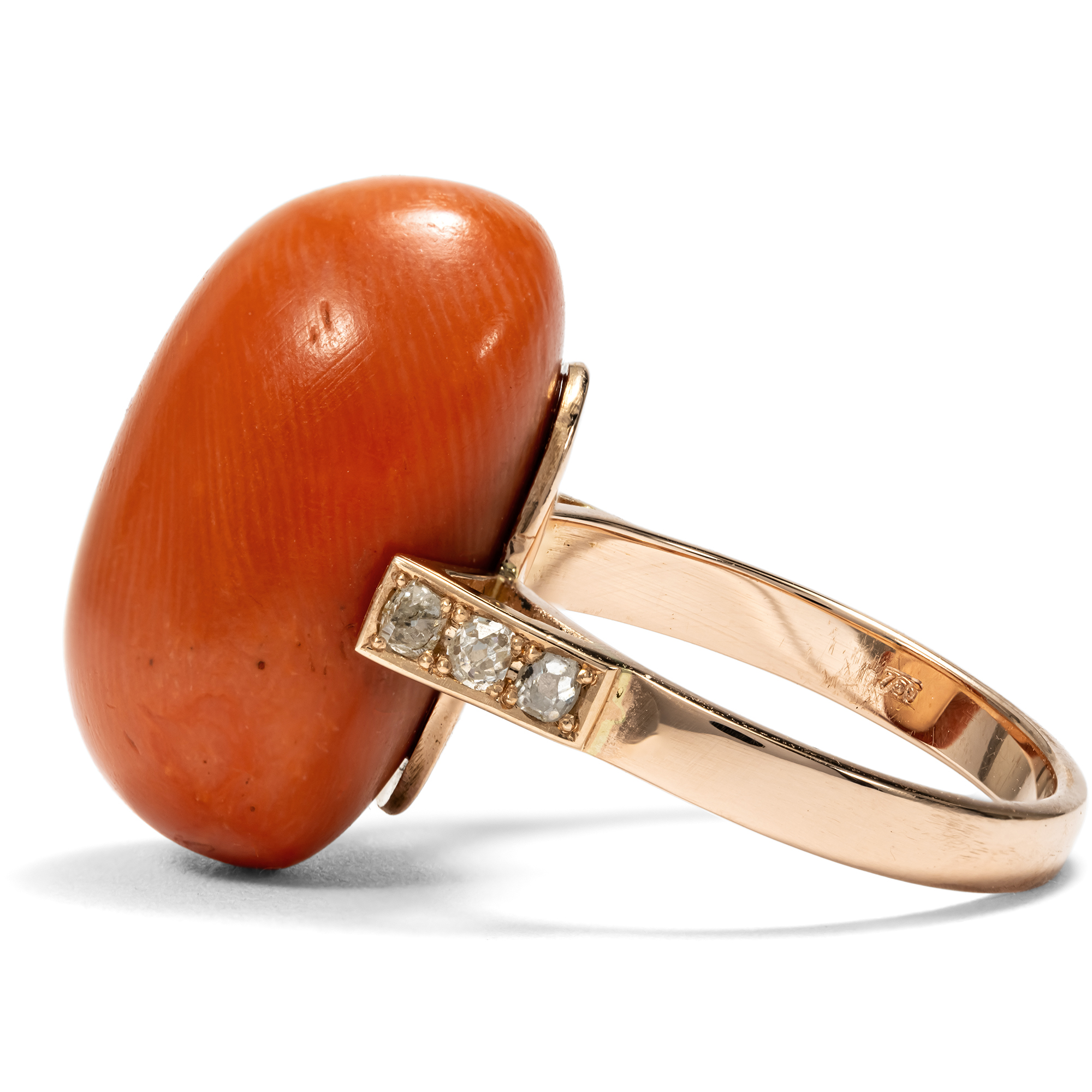 Großer Ring mit antiker Koralle & Diamanten in Rotgold aus unserer Werkstatt Großer Ring mit antiker Koralle & Diamanten in Rotgold aus unserer Werkstatt