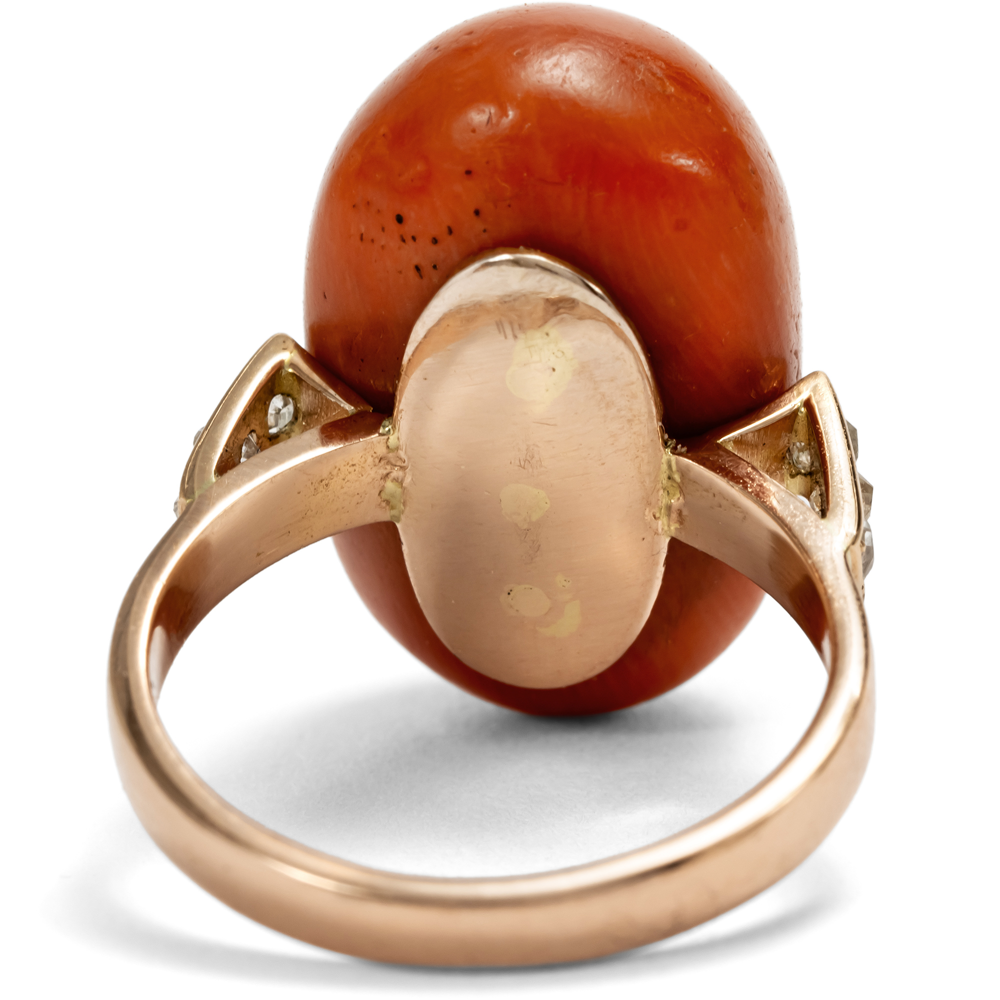 Großer Ring mit antiker Koralle & Diamanten in Rotgold aus unserer Werkstatt Großer Ring mit antiker Koralle & Diamanten in Rotgold aus unserer Werkstatt
