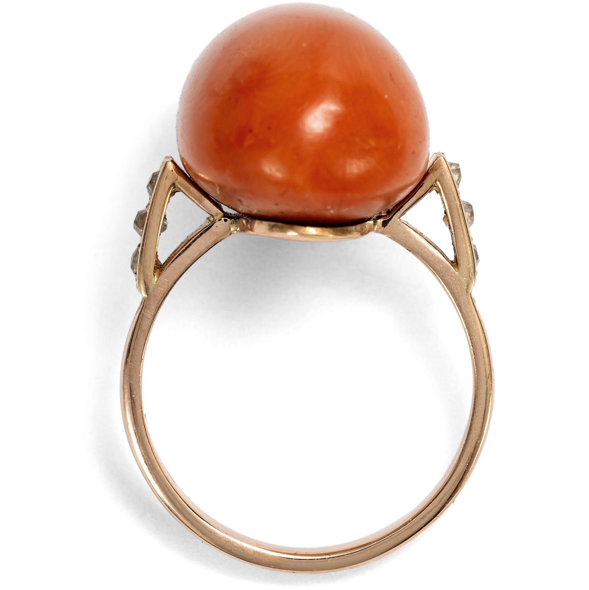 Großer Ring mit antiker Koralle & Diamanten in Rotgold aus unserer Werkstatt Großer Ring mit antiker Koralle & Diamanten in Rotgold aus unserer Werkstatt