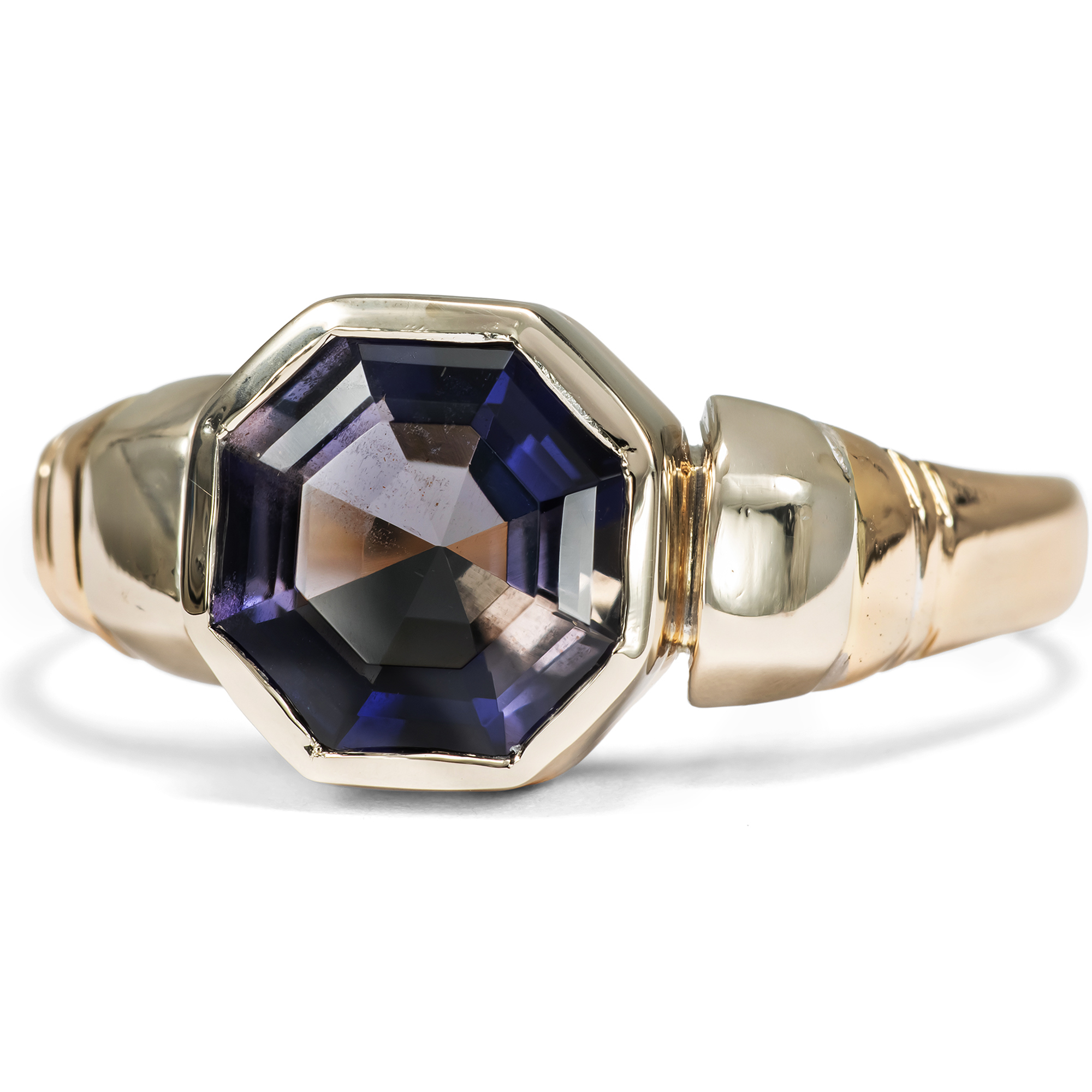 Ungewöhnlicher antiker Ring mit Iolith in Gold, datiert 1917 Ungewöhnlicher antiker Ring mit Iolith in Gold, datiert 1917