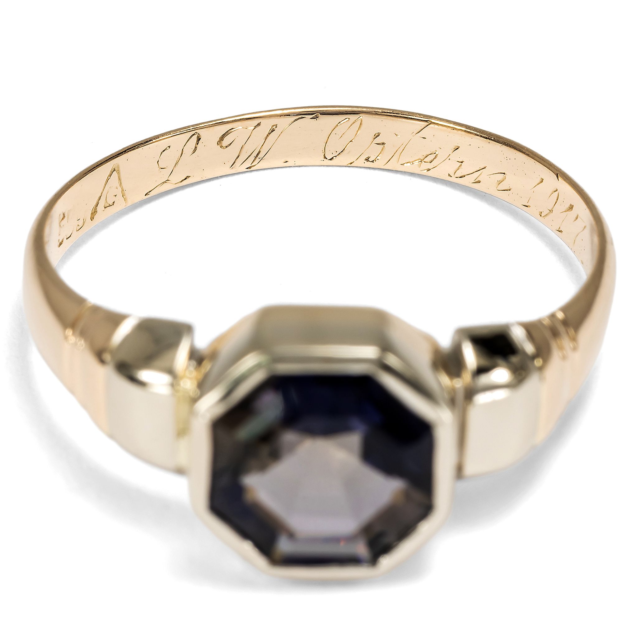 Ungewöhnlicher antiker Ring mit Iolith in Gold, datiert 1917 Ungewöhnlicher antiker Ring mit Iolith in Gold, datiert 1917