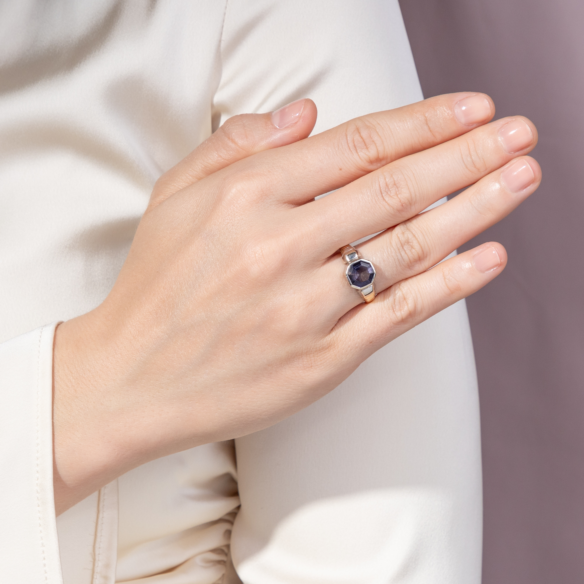 Ungewöhnlicher antiker Ring mit Iolith in Gold, datiert 1917 Ungewöhnlicher antiker Ring mit Iolith in Gold, datiert 1917