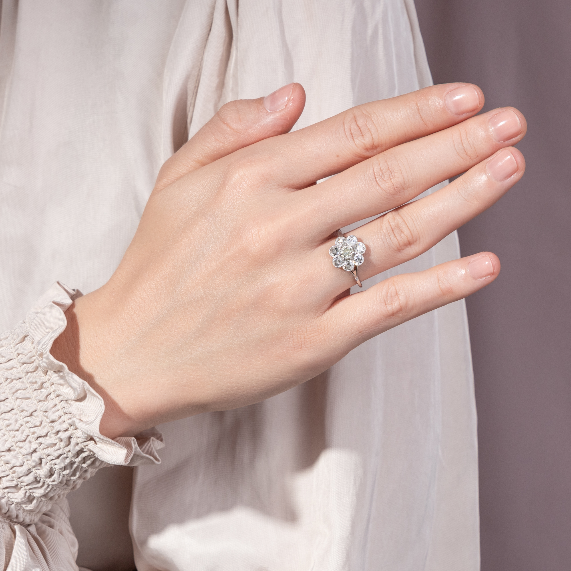 Zauberhafter „Daisy“-Ring mit Diamanten im Altschliff, England um 1900 Zauberhafter „Daisy“-Ring mit Diamanten im Altschliff, England um 1900