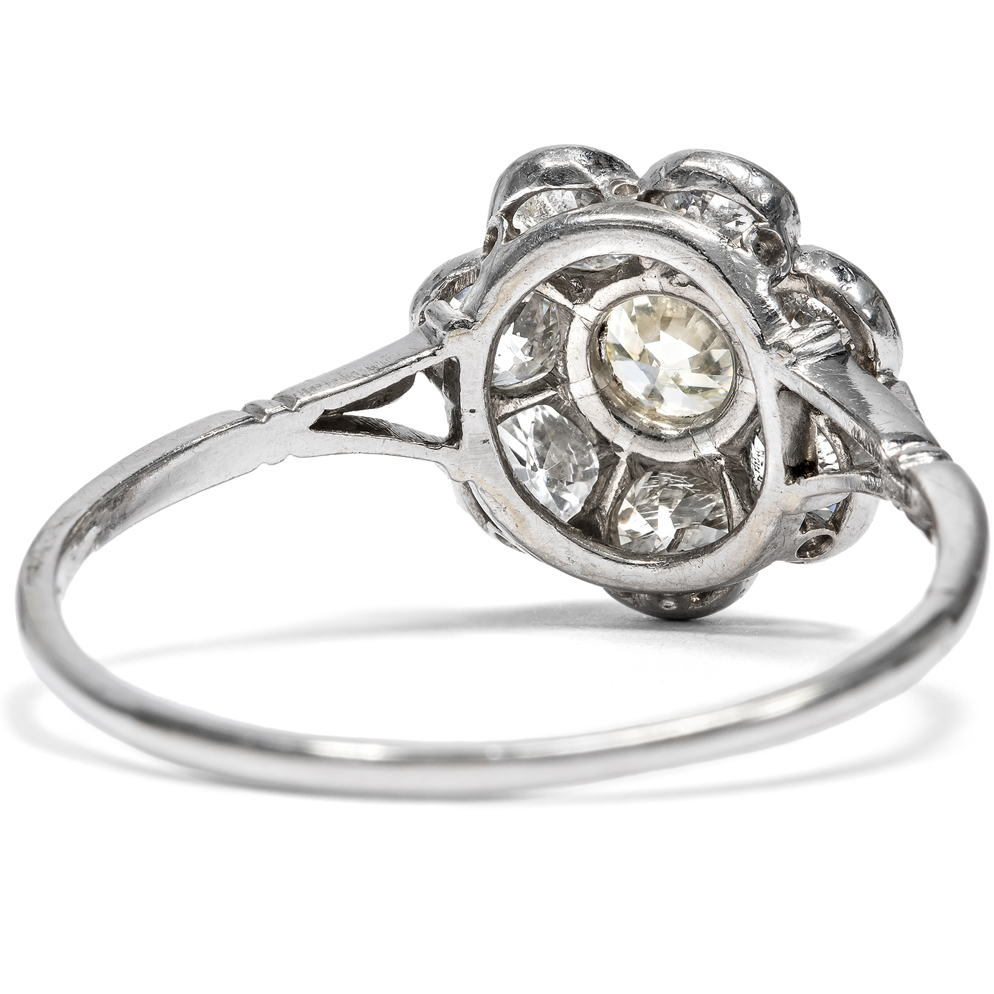 Zauberhafter „Daisy“-Ring mit Diamanten im Altschliff, England um 1900 Zauberhafter „Daisy“-Ring mit Diamanten im Altschliff, England um 1900