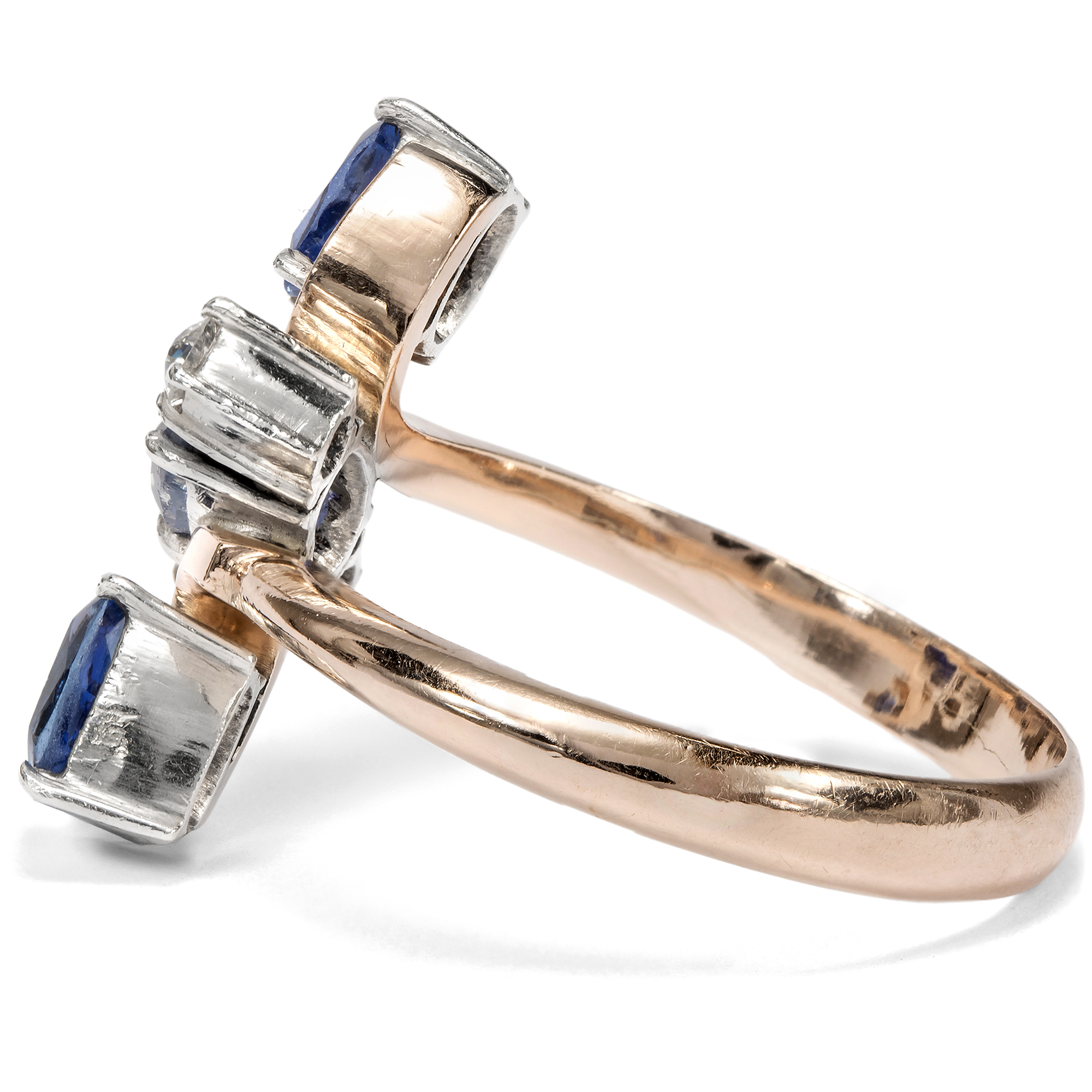 Eleganter Ring mit Saphiren & Diamanten in Gold wohl aus Britisch-Ceylon, um 1940 Eleganter Ring mit Saphiren & Diamanten in Gold wohl aus Britisch-Ceylon, um 1940