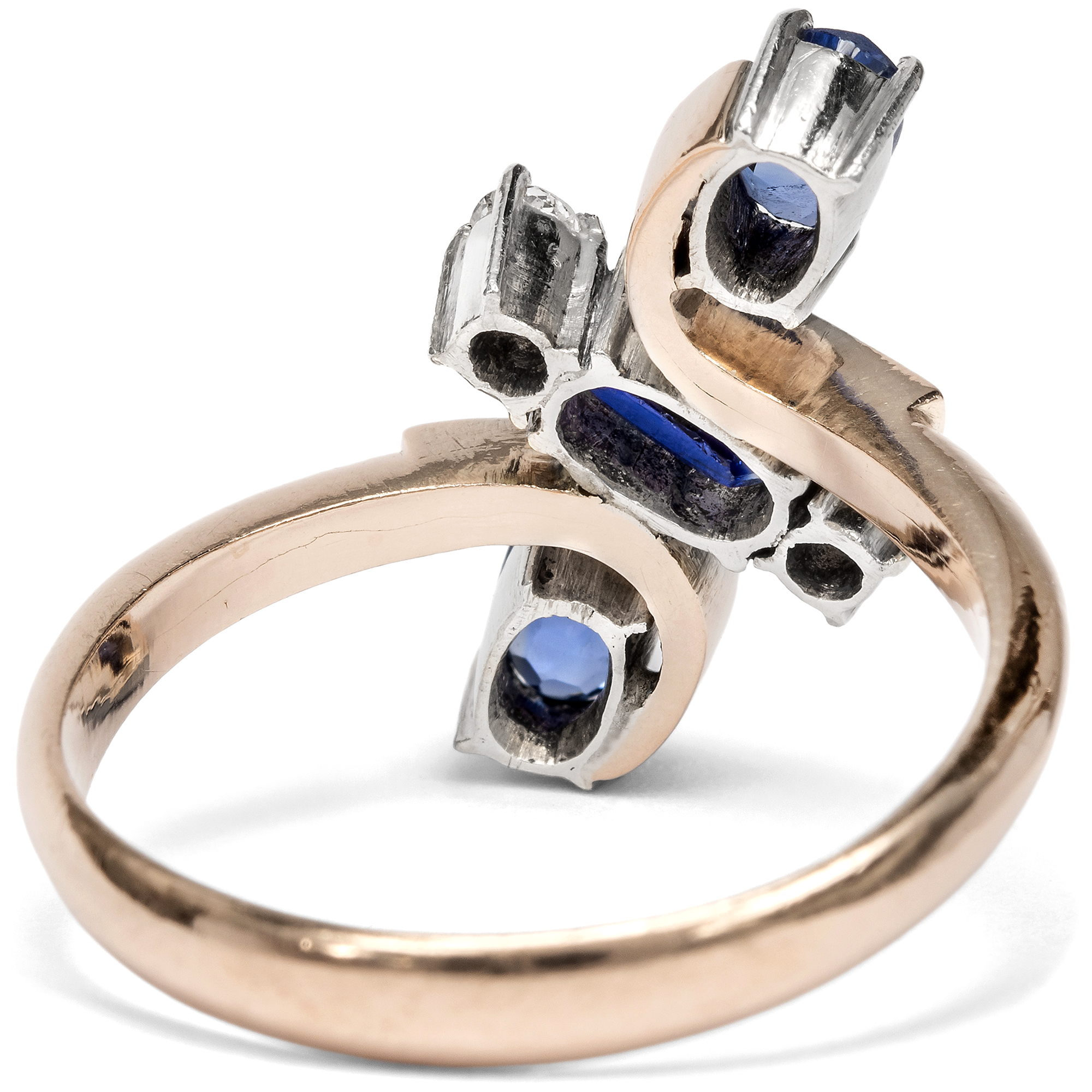 Eleganter Ring mit Saphiren & Diamanten in Gold wohl aus Britisch-Ceylon, um 1940 Eleganter Ring mit Saphiren & Diamanten in Gold wohl aus Britisch-Ceylon, um 1940