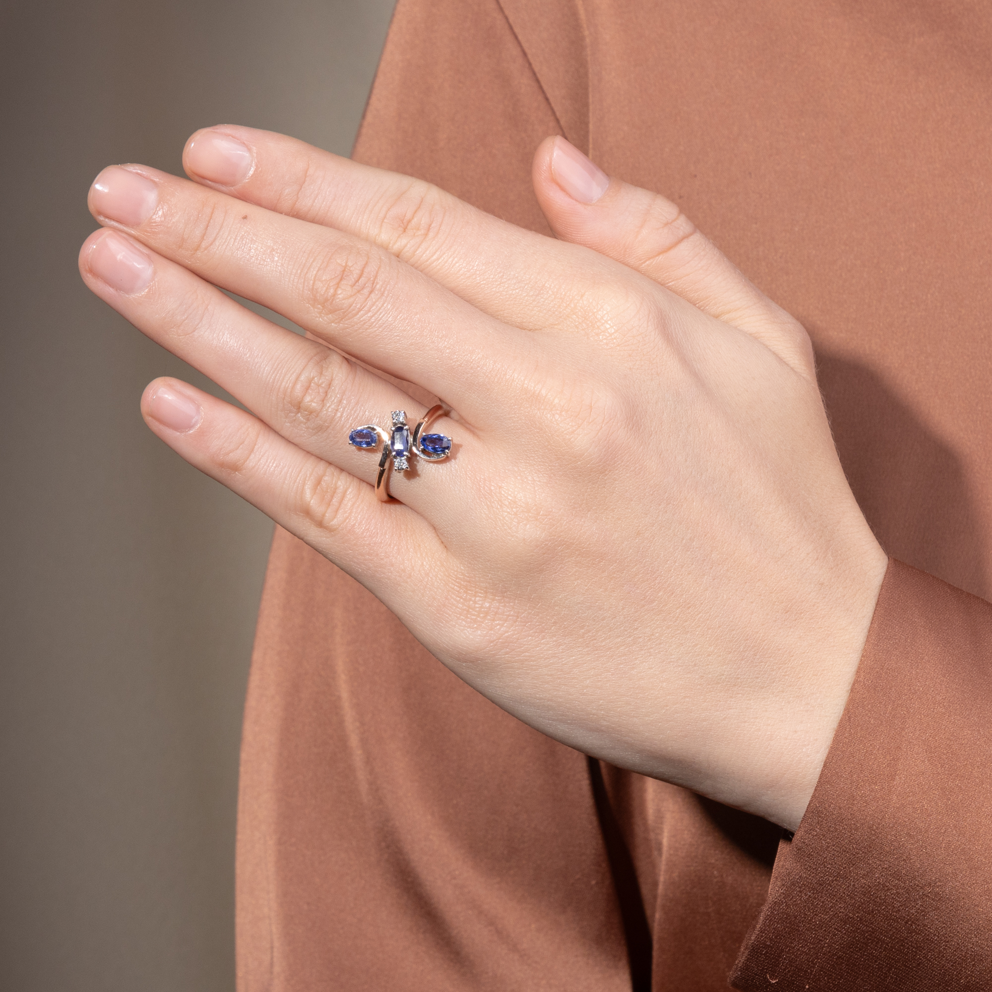 Eleganter Ring mit Saphiren & Diamanten in Gold wohl aus Britisch-Ceylon, um 1940 Eleganter Ring mit Saphiren & Diamanten in Gold wohl aus Britisch-Ceylon, um 1940
