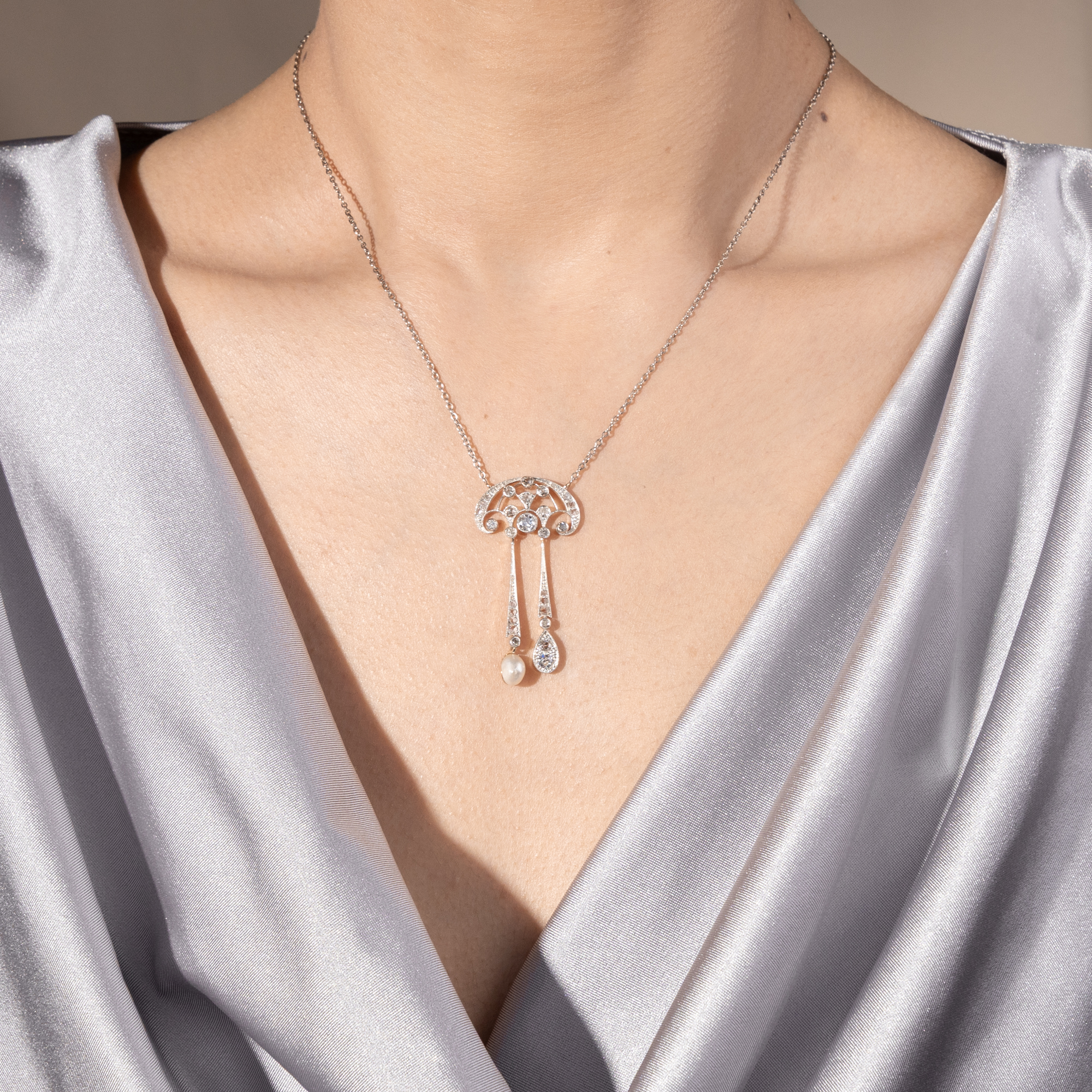 Antikes Negligé-Collier mit Diamanten und Blisterperle in Platin auf Gold, um 1915 Antikes Negligé-Collier mit Diamanten und Blisterperle in Platin auf Gold, um 1915