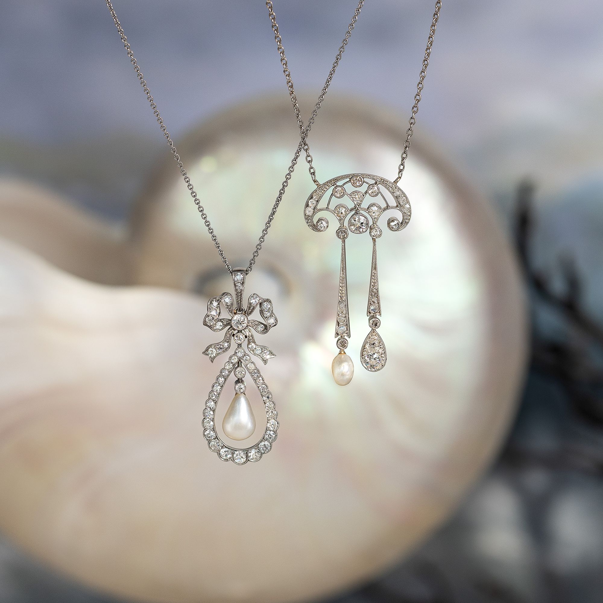 Antikes Negligé-Collier mit Diamanten und Blisterperle in Platin auf Gold, um 1915 Antikes Negligé-Collier mit Diamanten und Blisterperle in Platin auf Gold, um 1915