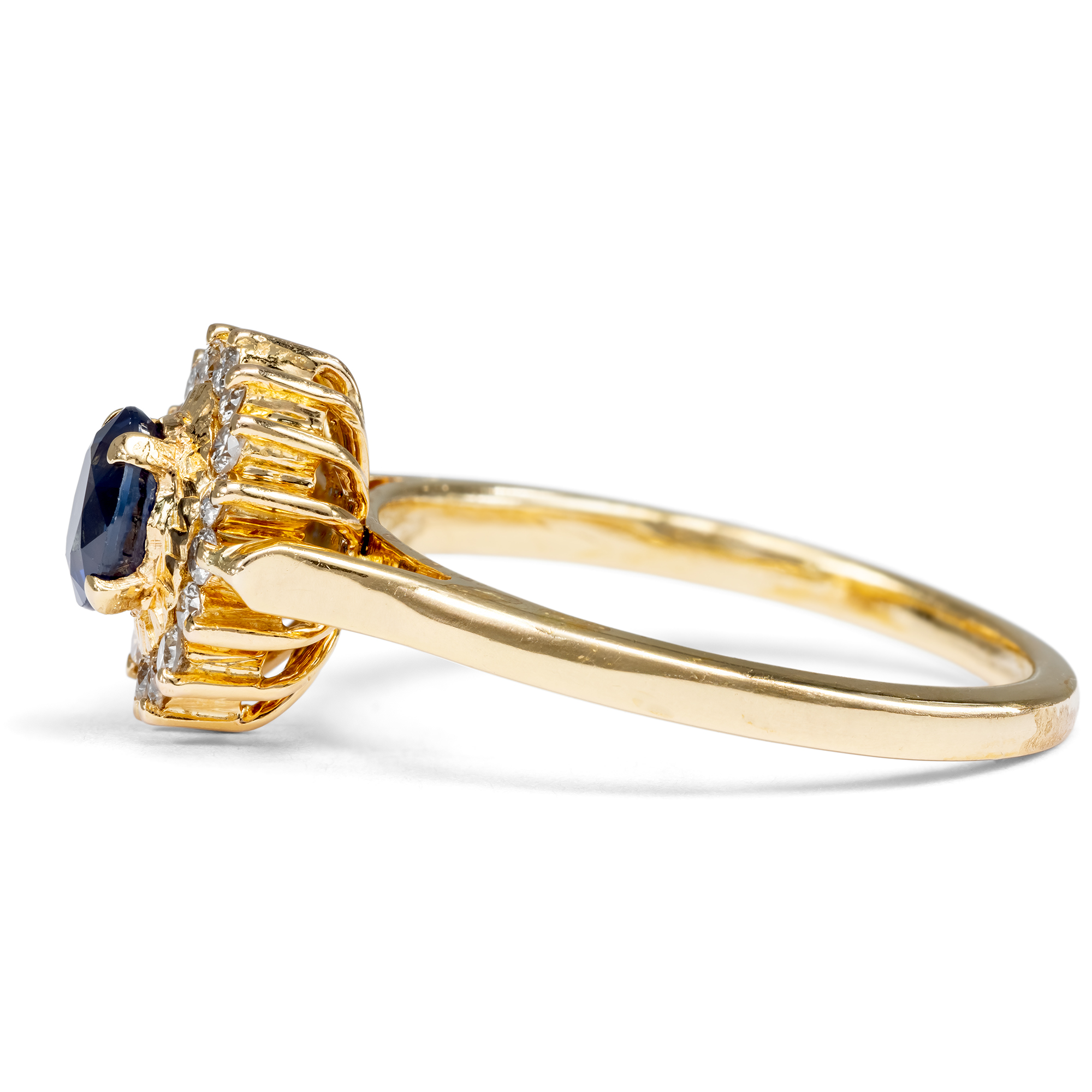 Feiner Entourage-Ring mit Saphir & Brillanten in Gold, um 1985 Feiner Entourage-Ring mit Saphir & Brillanten in Gold, um 1985