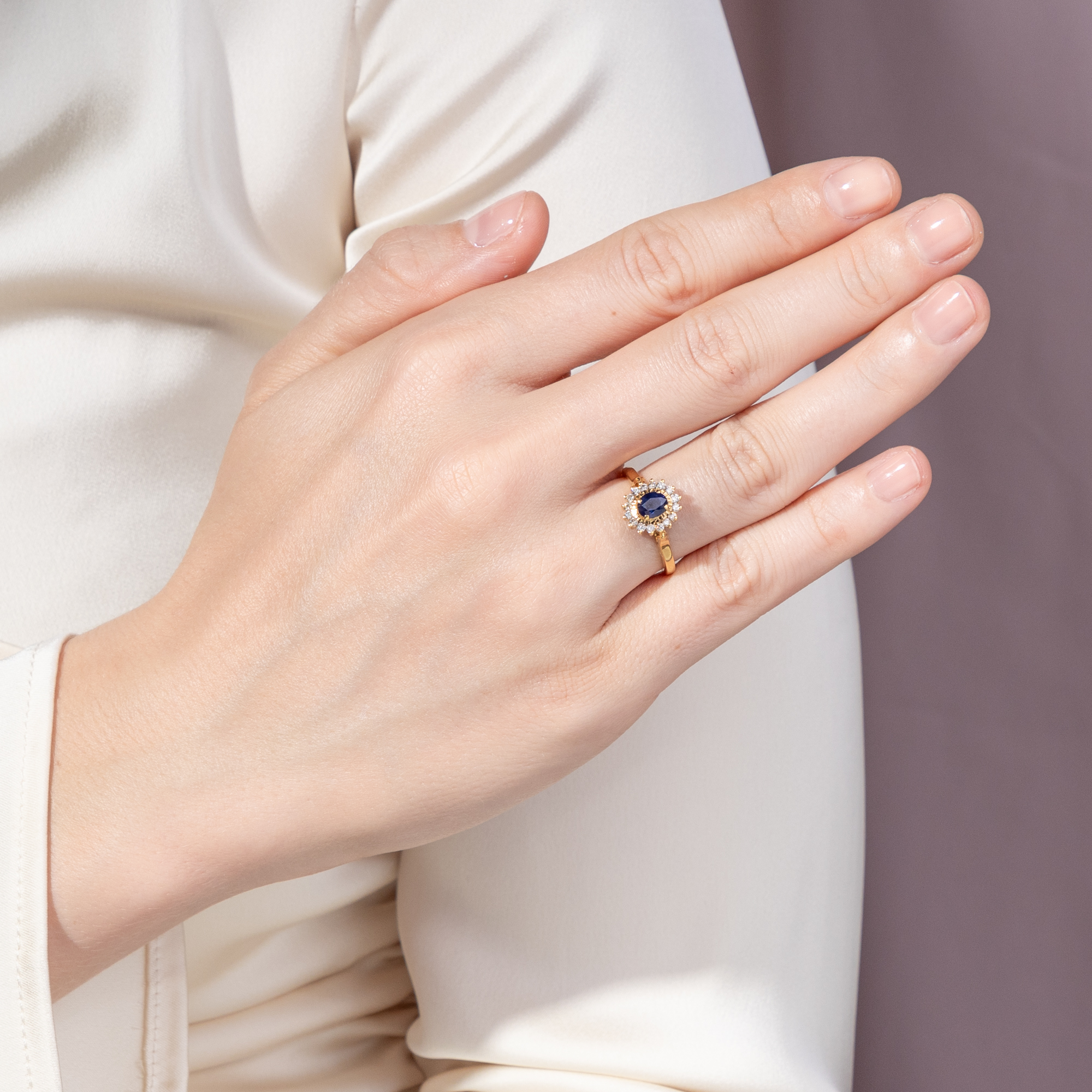 Feiner Entourage-Ring mit Saphir & Brillanten in Gold, um 1985 Feiner Entourage-Ring mit Saphir & Brillanten in Gold, um 1985