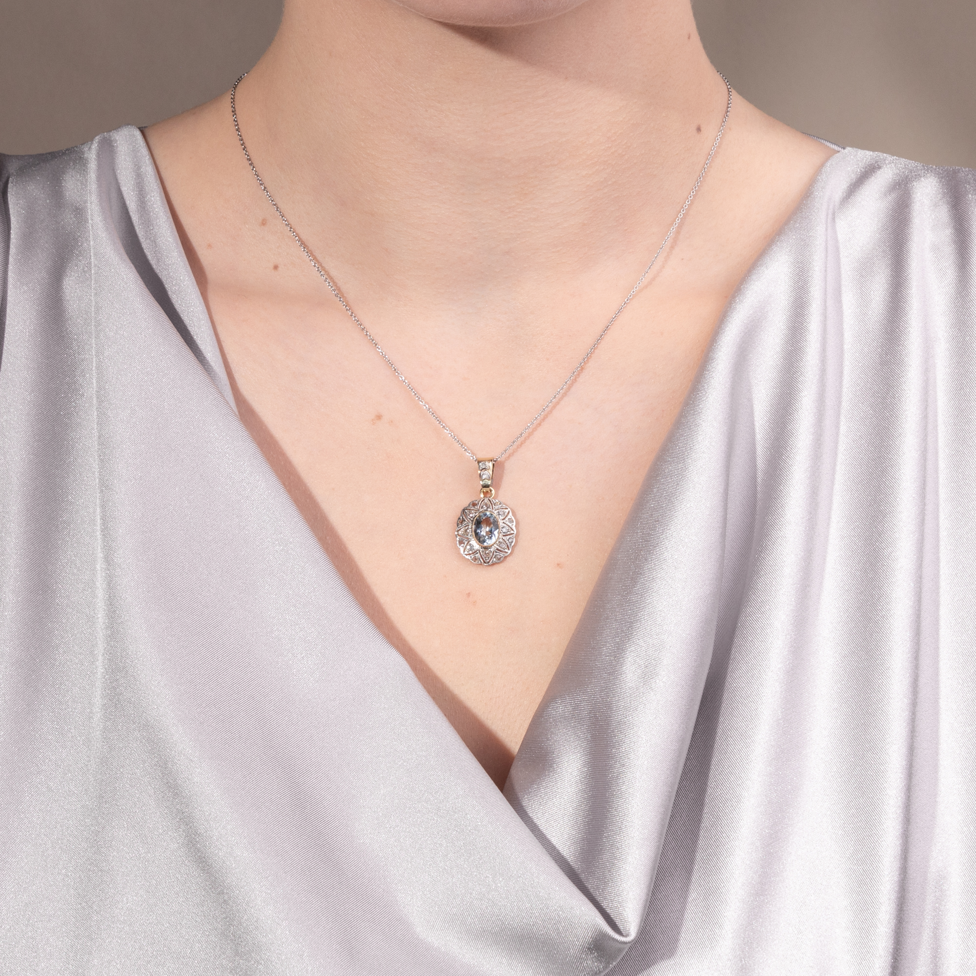 Leuchtender Anhänger mit Aquamarin & Diamanten in Platin, um 1930 & später Leuchtender Anhänger mit Aquamarin & Diamanten in Platin, um 1930 & später