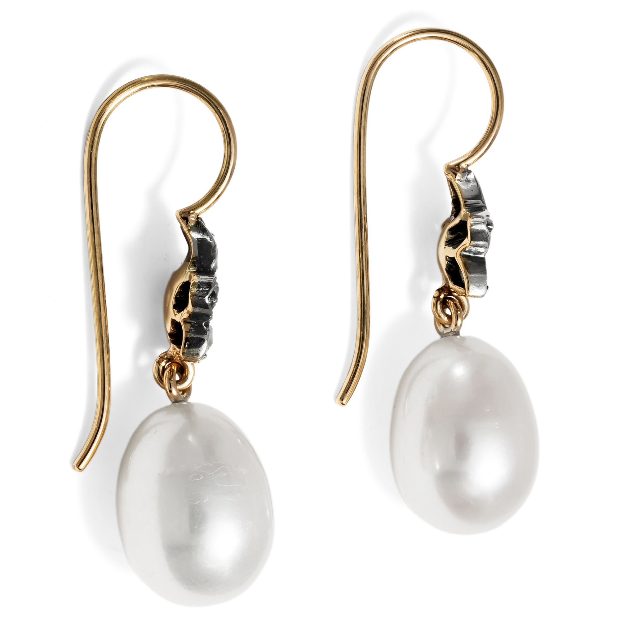 Ohrringe mit Tropfenperlen & historischen Diamanten aus unserer Werkstatt Ohrringe mit Tropfenperlen & historischen Diamanten aus unserer Werkstatt