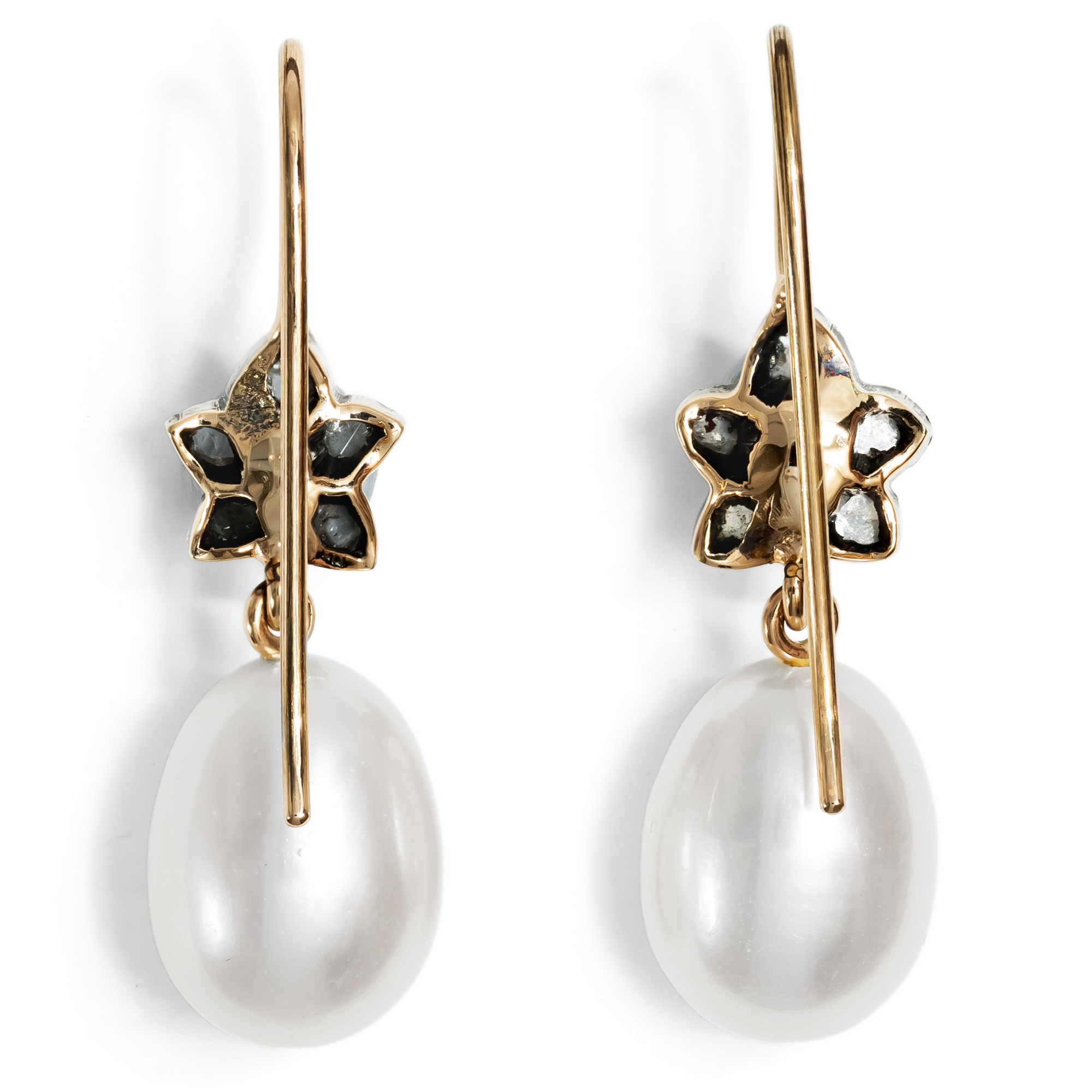 Ohrringe mit Tropfenperlen & historischen Diamanten aus unserer Werkstatt Ohrringe mit Tropfenperlen & historischen Diamanten aus unserer Werkstatt