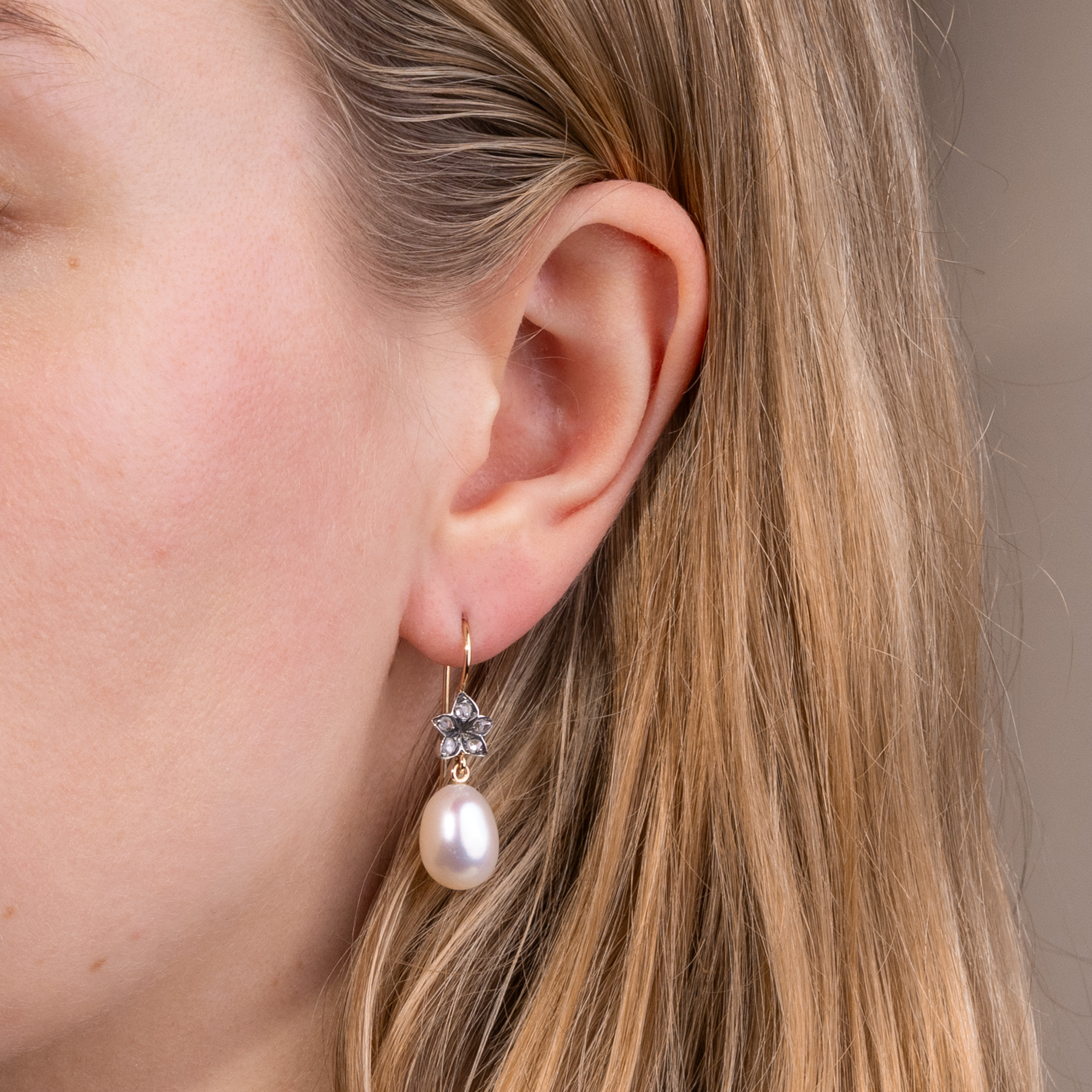 Ohrringe mit Tropfenperlen & historischen Diamanten aus unserer Werkstatt Ohrringe mit Tropfenperlen & historischen Diamanten aus unserer Werkstatt