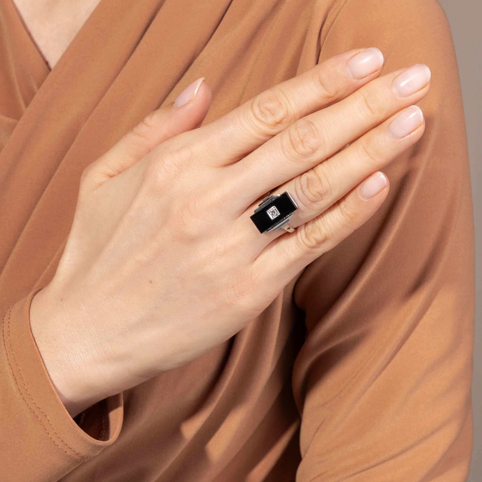 Eleganter Art Déco-Ring mit Onyx & Diamant in Weißgold, Deutschland um 1930 Eleganter Art Déco-Ring mit Onyx & Diamant in Weißgold, Deutschland um 1930