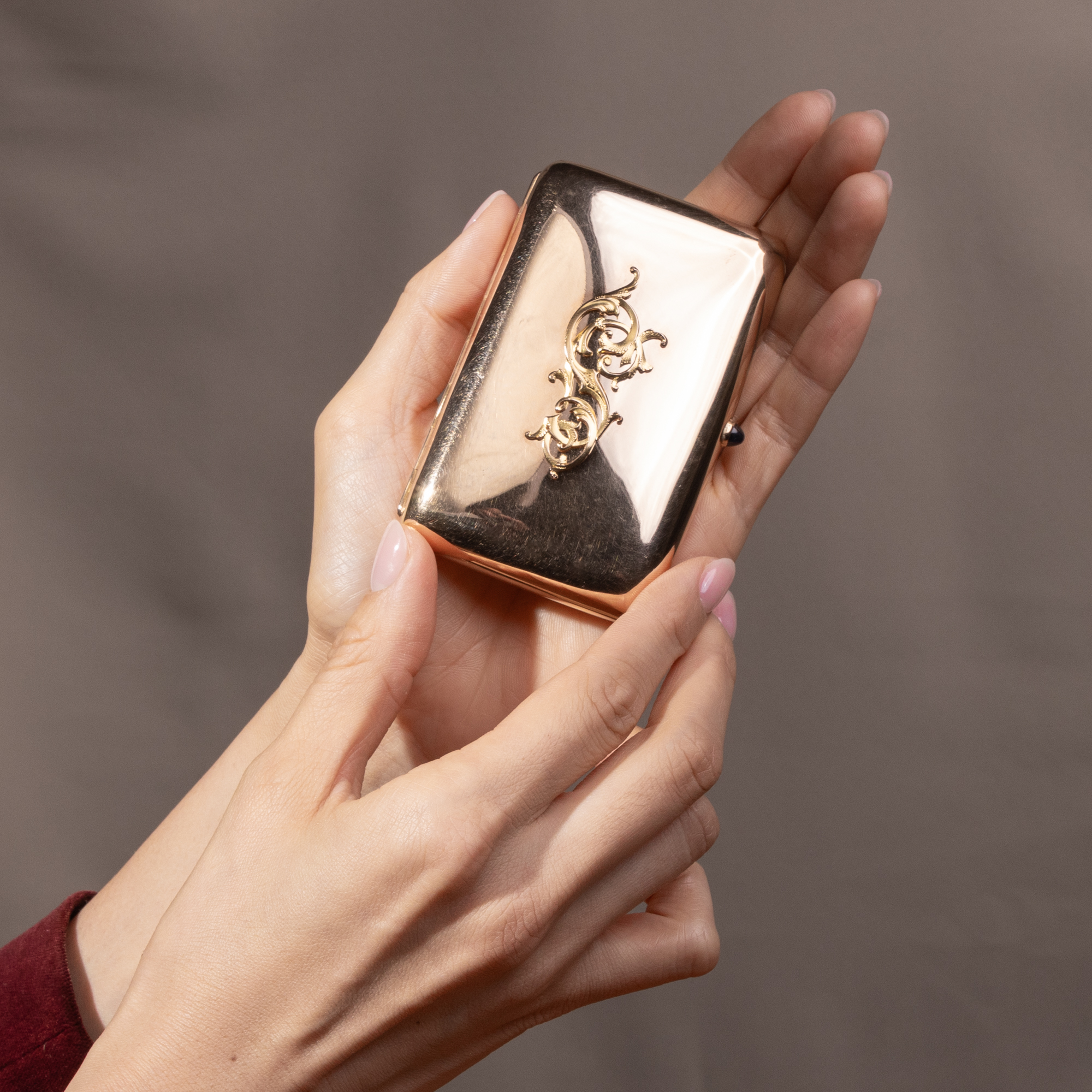 Kostbares Zigarettenetui aus Gold mit Initialen „G.S.“, St. Petersburg um 1890 Kostbares Zigarettenetui aus Gold mit Initialen „G.S.“, St. Petersburg um 1890