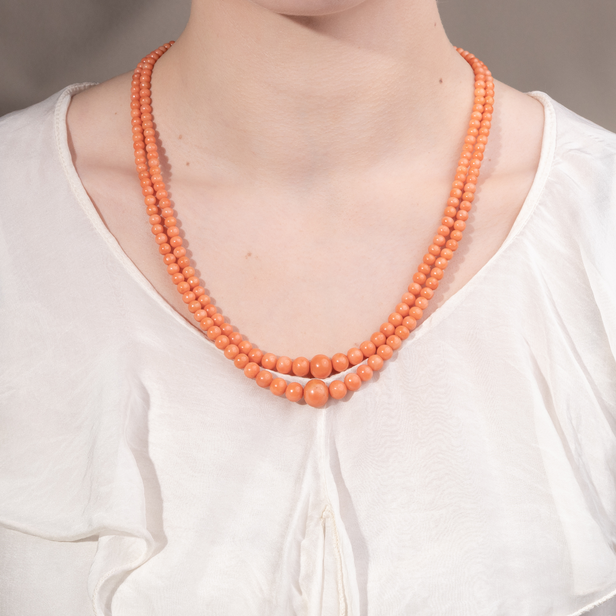 Langes Collier aus „Corallo Sciacca“ in zwei Reihen, Italien um 1900 Langes Collier aus „Corallo Sciacca“ in zwei Reihen, Italien um 1900