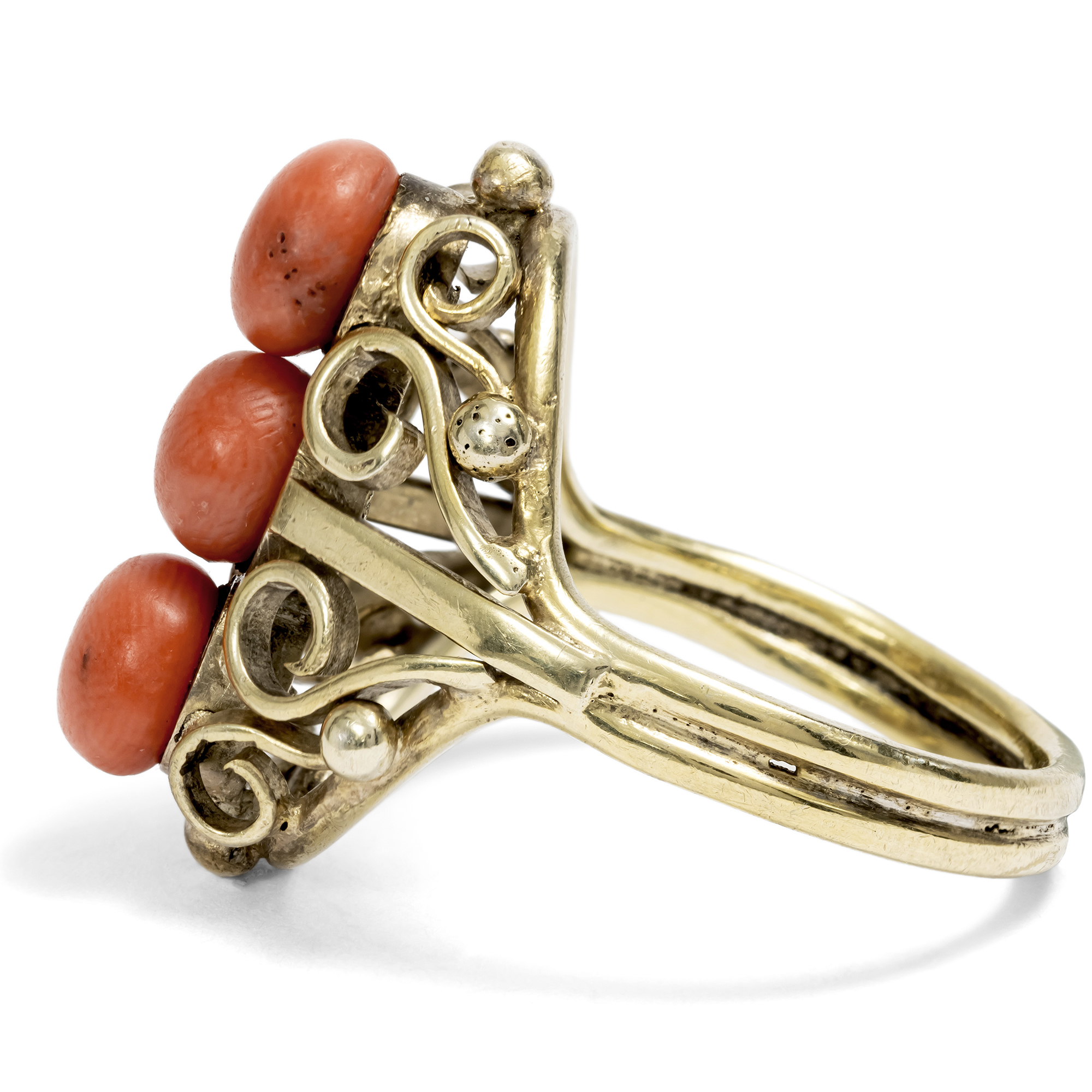 Großer Ring aus vergoldetem Silber mit lachsroten Korallen, um 1950 Großer Ring aus vergoldetem Silber mit lachsroten Korallen, um 1950