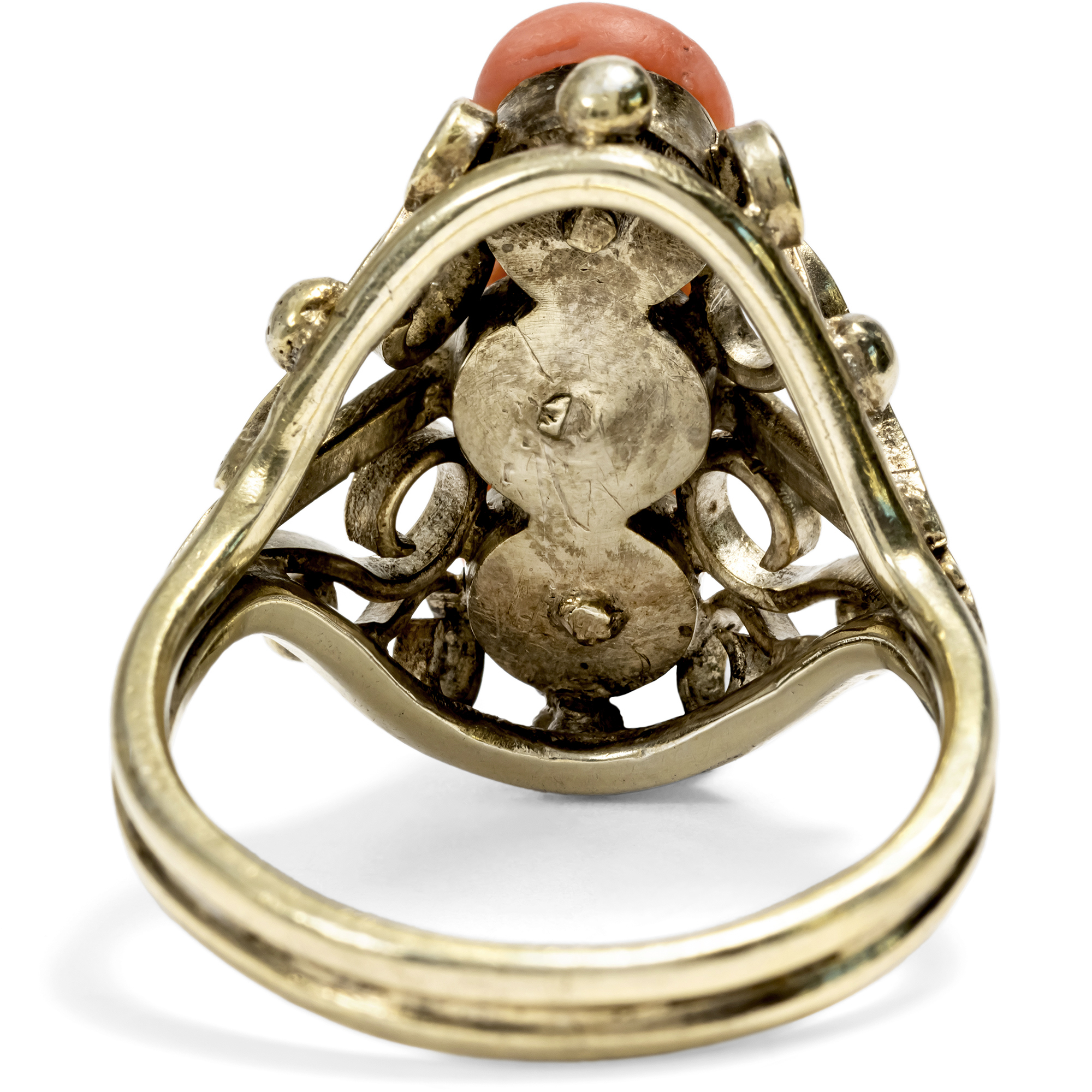 Großer Ring aus vergoldetem Silber mit lachsroten Korallen, um 1950 Großer Ring aus vergoldetem Silber mit lachsroten Korallen, um 1950