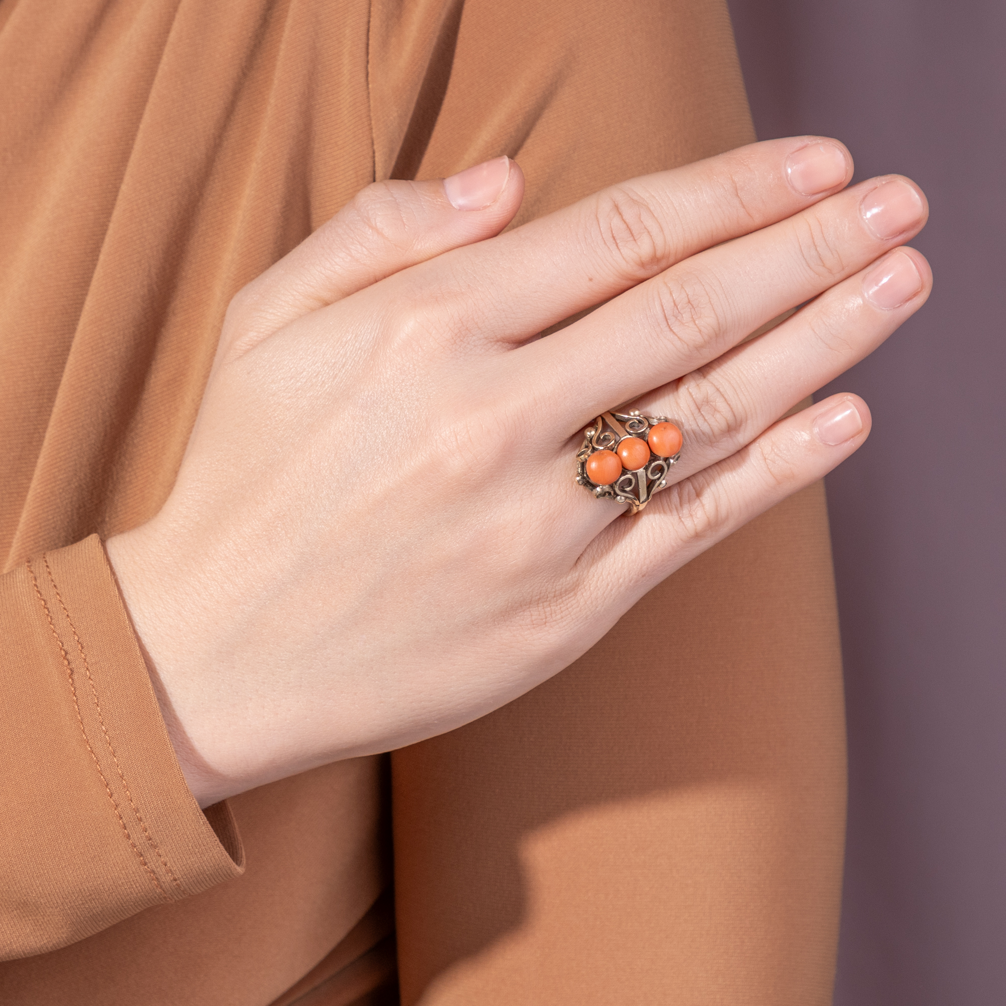 Großer Ring aus vergoldetem Silber mit lachsroten Korallen, um 1950 Großer Ring aus vergoldetem Silber mit lachsroten Korallen, um 1950