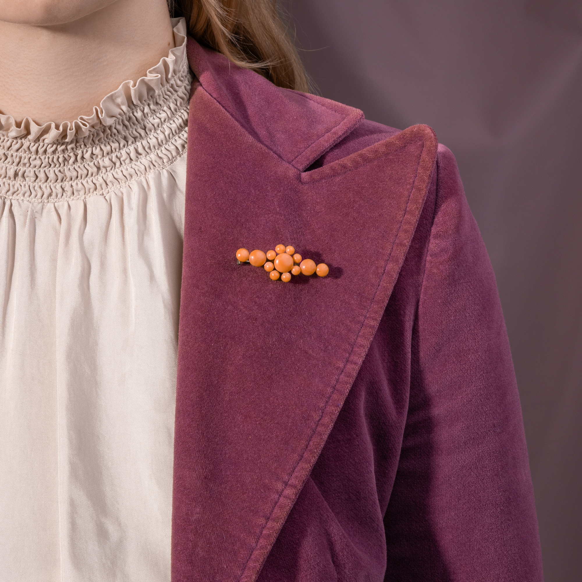 Antike Brosche aus lachsfarbener Koralle in Silber, Italien um 1890 Antike Brosche aus lachsfarbener Koralle in Silber, Italien um 1890