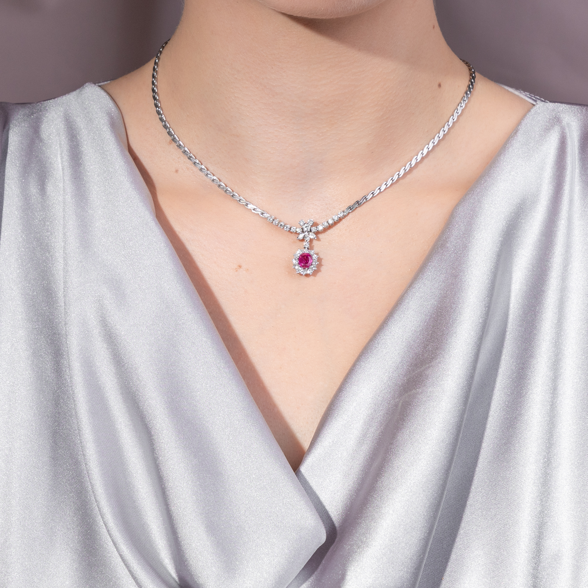 Elegantes Collier aus Weißgold mit Burma-Rubin und 1,50 ct Diamanten, um 1980 Elegantes Collier aus Weißgold mit Burma-Rubin und 1,50 ct Diamanten, um 1980