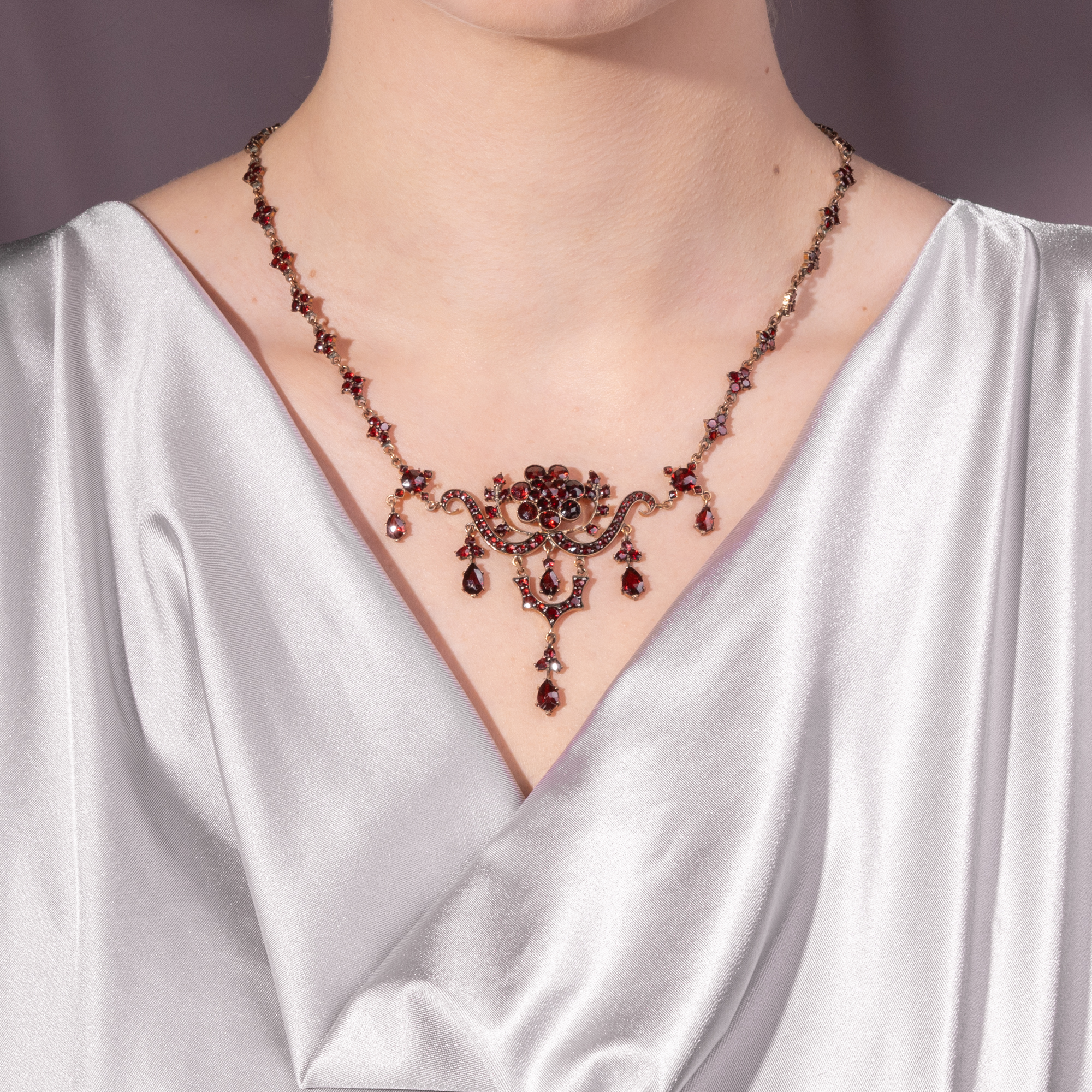 Prachtvolles Collier aus Granaten in vergoldetem Tombak, um 1910 Prachtvolles Collier aus Granaten in vergoldetem Tombak, um 1910