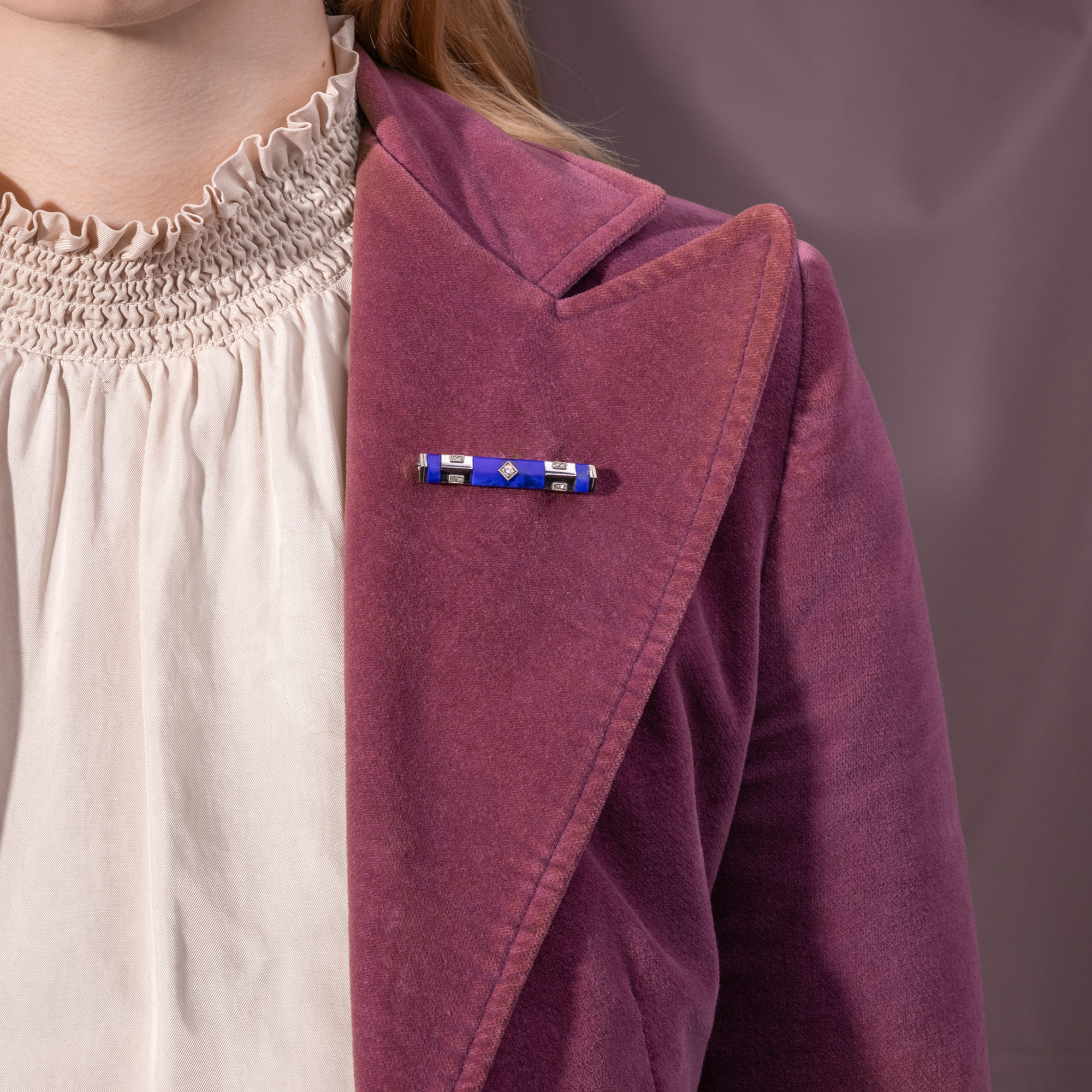 Stilvolle Brosche mit Diamanten & Lapislazuli in Weißgold & Platin, um 1930 Stilvolle Brosche mit Diamanten & Lapislazuli in Weißgold & Platin, um 1930