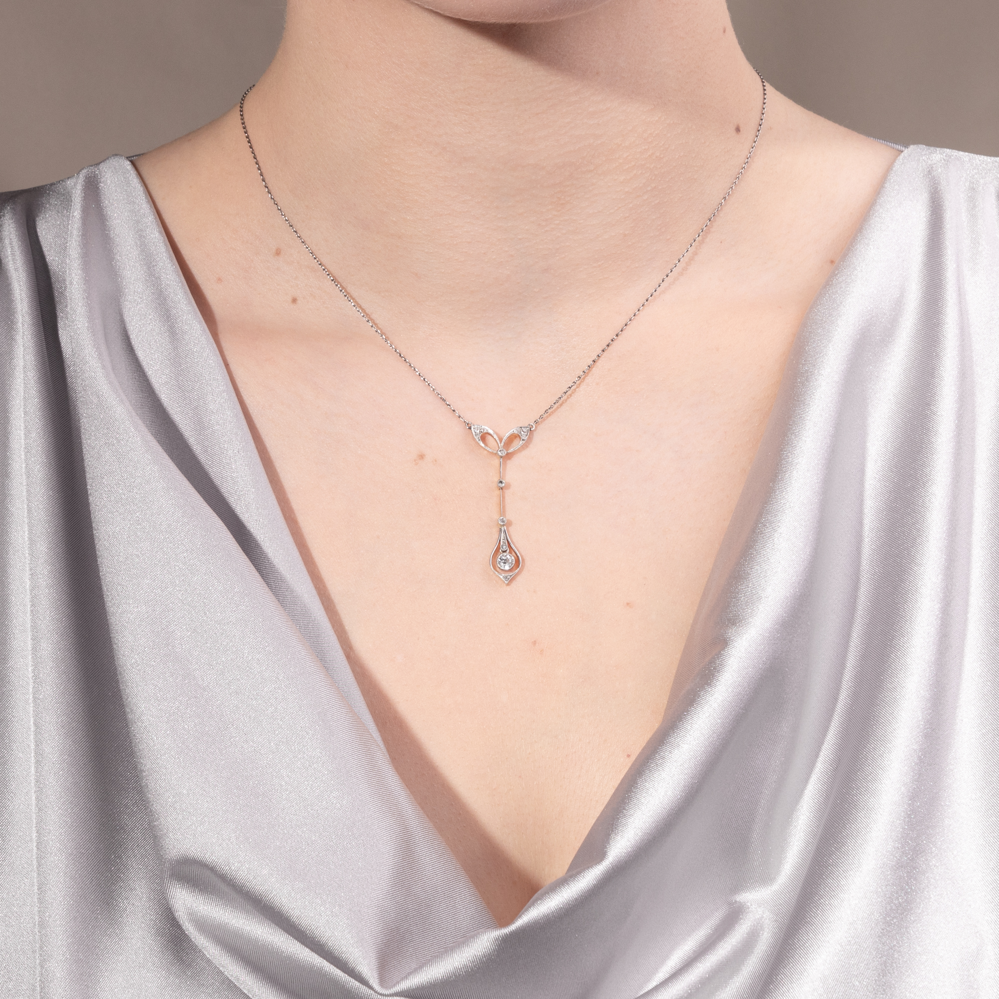 Zartes antikes Collier mit Diamanten in Platin auf Gold, um 1910 Zartes antikes Collier mit Diamanten in Platin auf Gold, um 1910