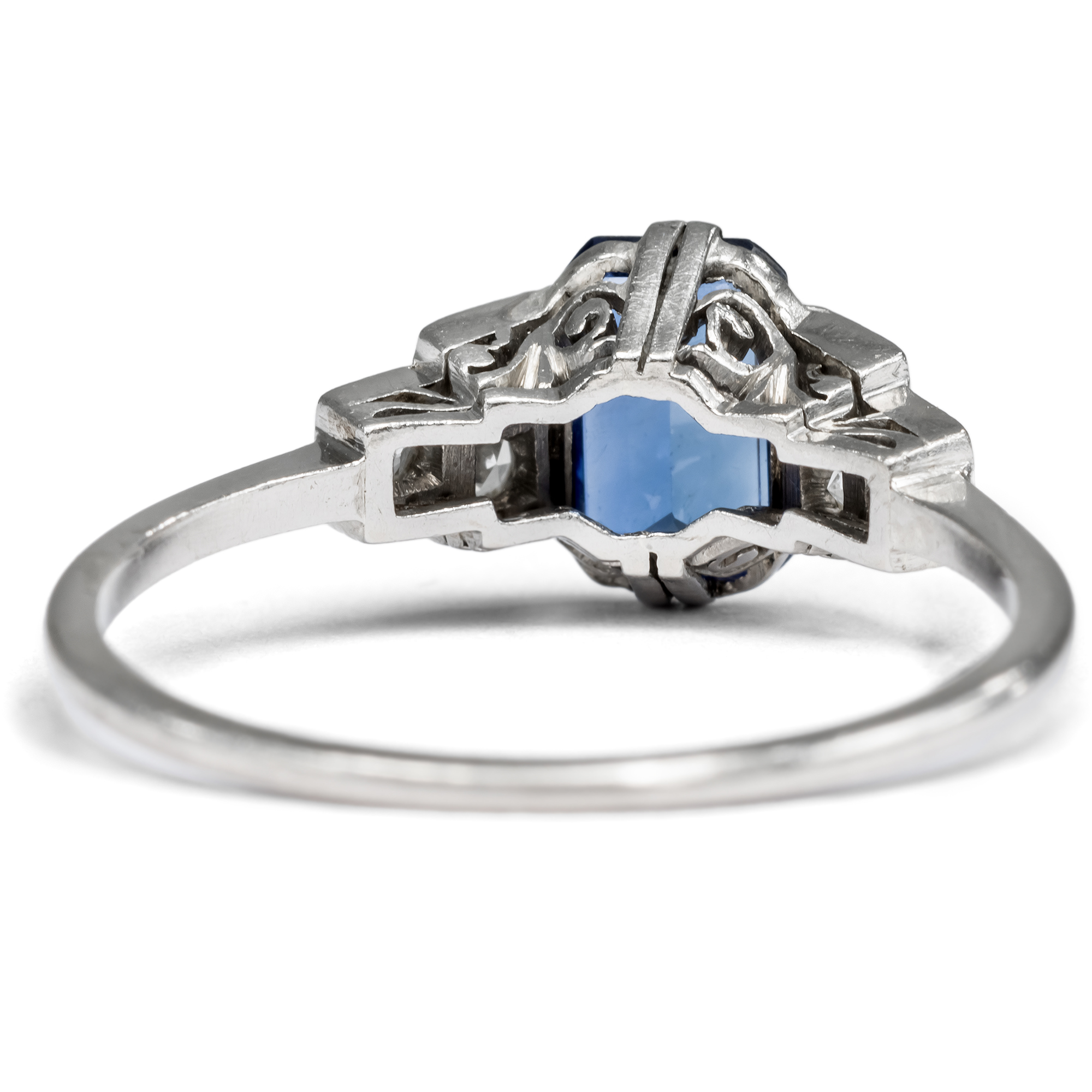 Zierlicher Ring des Art Déco mit unbehandeltem Saphir & Diamanten in Platin, um 1925 Zierlicher Ring des Art Déco mit unbehandeltem Saphir & Diamanten in Platin, um 1925