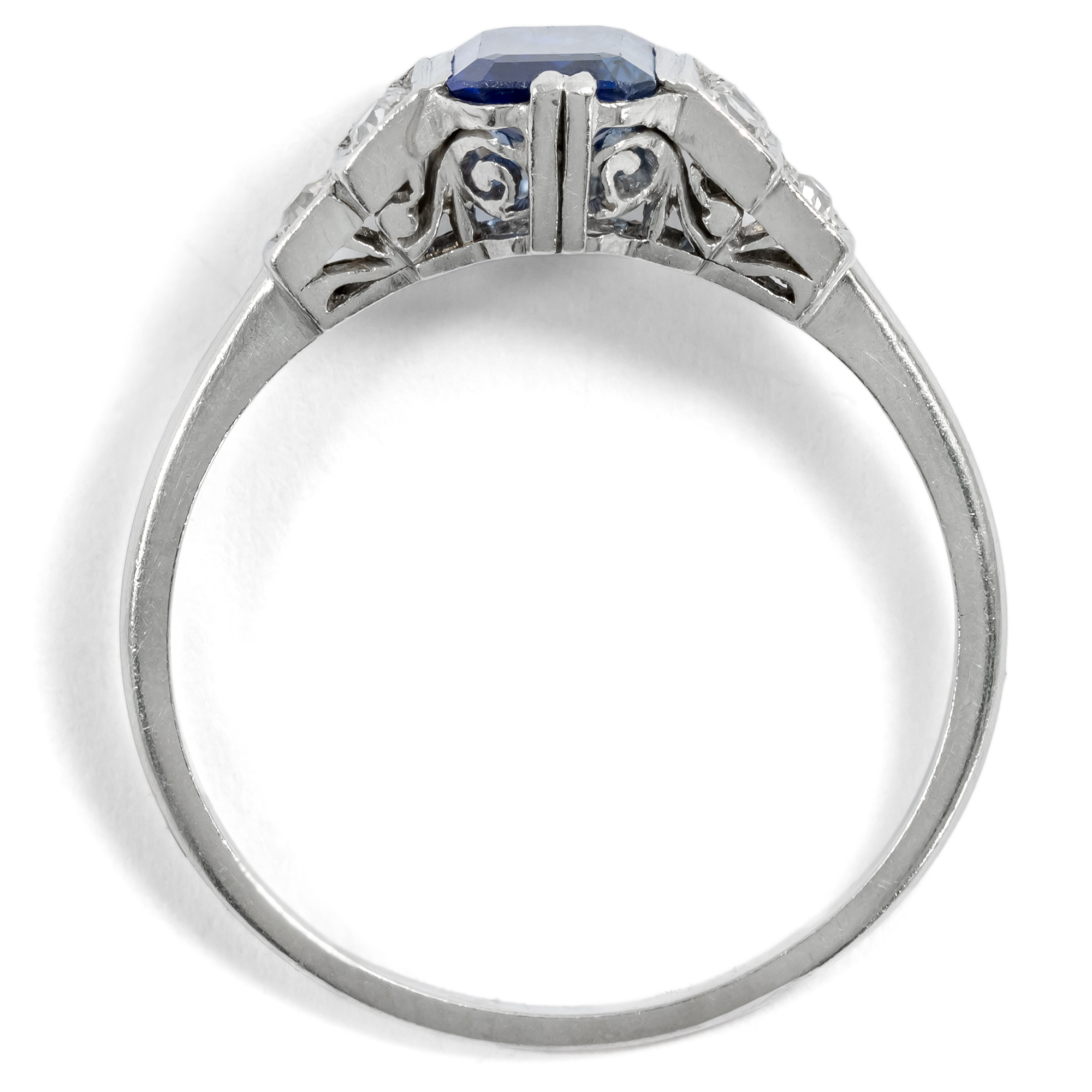 Zierlicher Ring des Art Déco mit unbehandeltem Saphir & Diamanten in Platin, um 1925 Zierlicher Ring des Art Déco mit unbehandeltem Saphir & Diamanten in Platin, um 1925