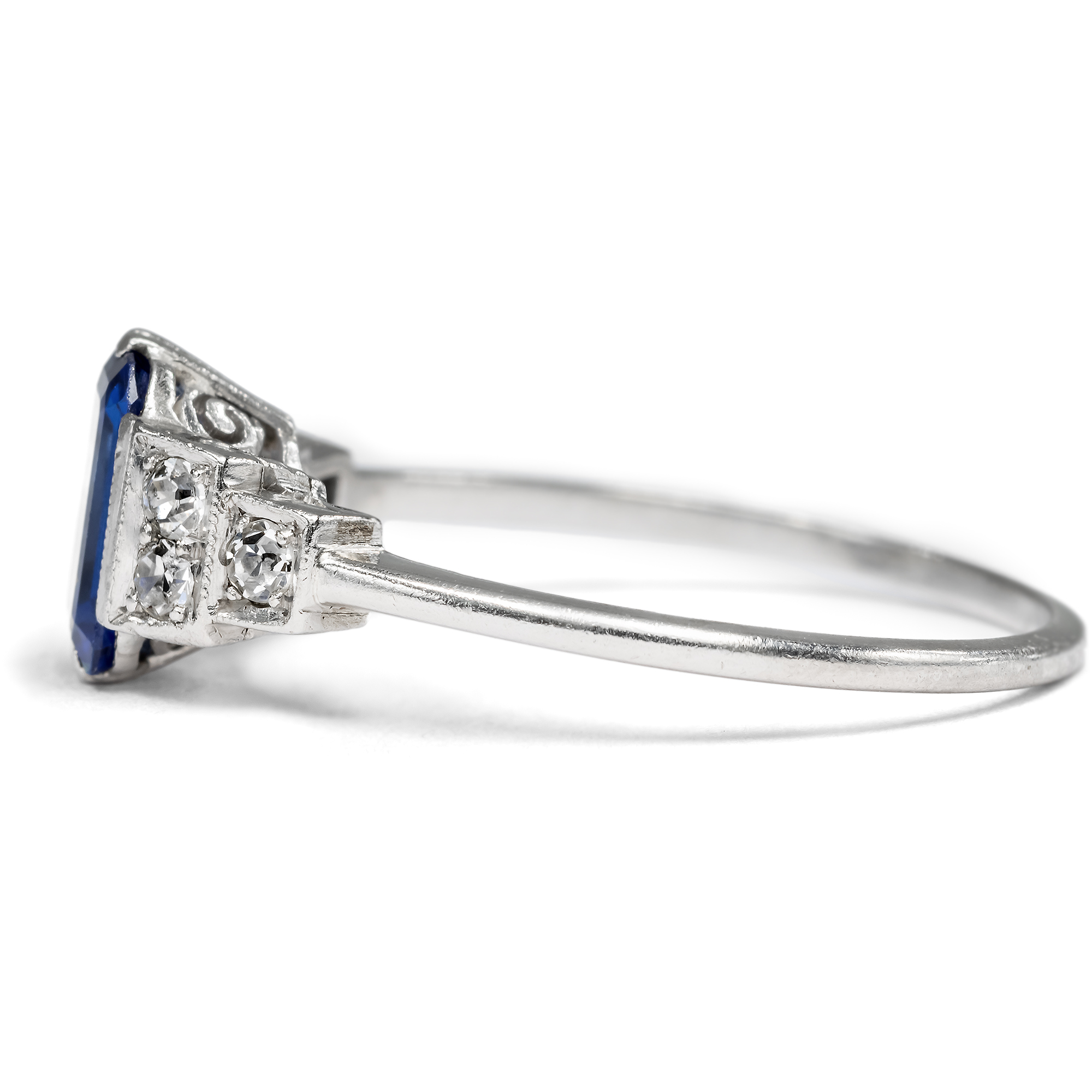 Zierlicher Ring des Art Déco mit unbehandeltem Saphir & Diamanten in Platin, um 1925 Zierlicher Ring des Art Déco mit unbehandeltem Saphir & Diamanten in Platin, um 1925