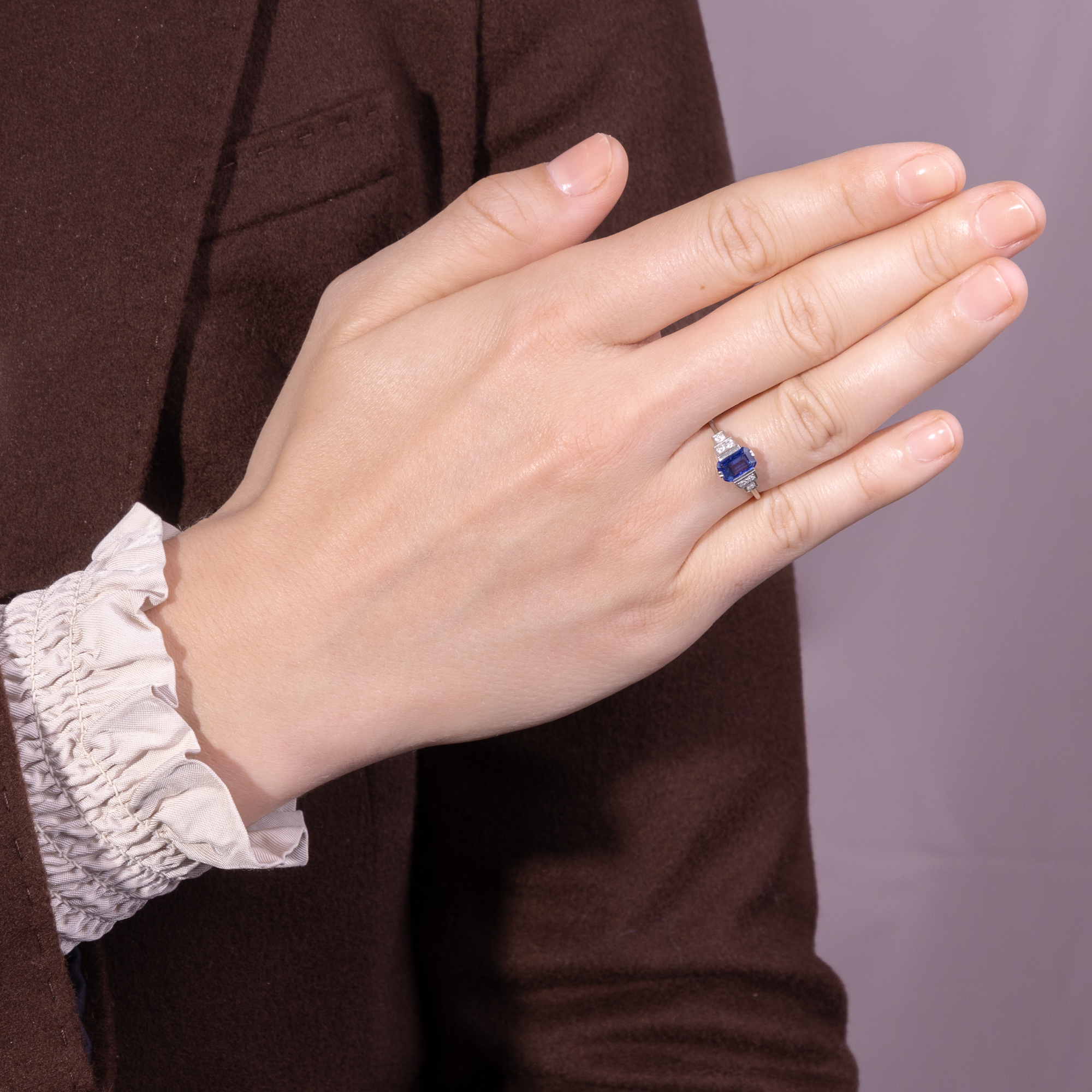 Zierlicher Ring des Art Déco mit unbehandeltem Saphir & Diamanten in Platin, um 1925 Zierlicher Ring des Art Déco mit unbehandeltem Saphir & Diamanten in Platin, um 1925