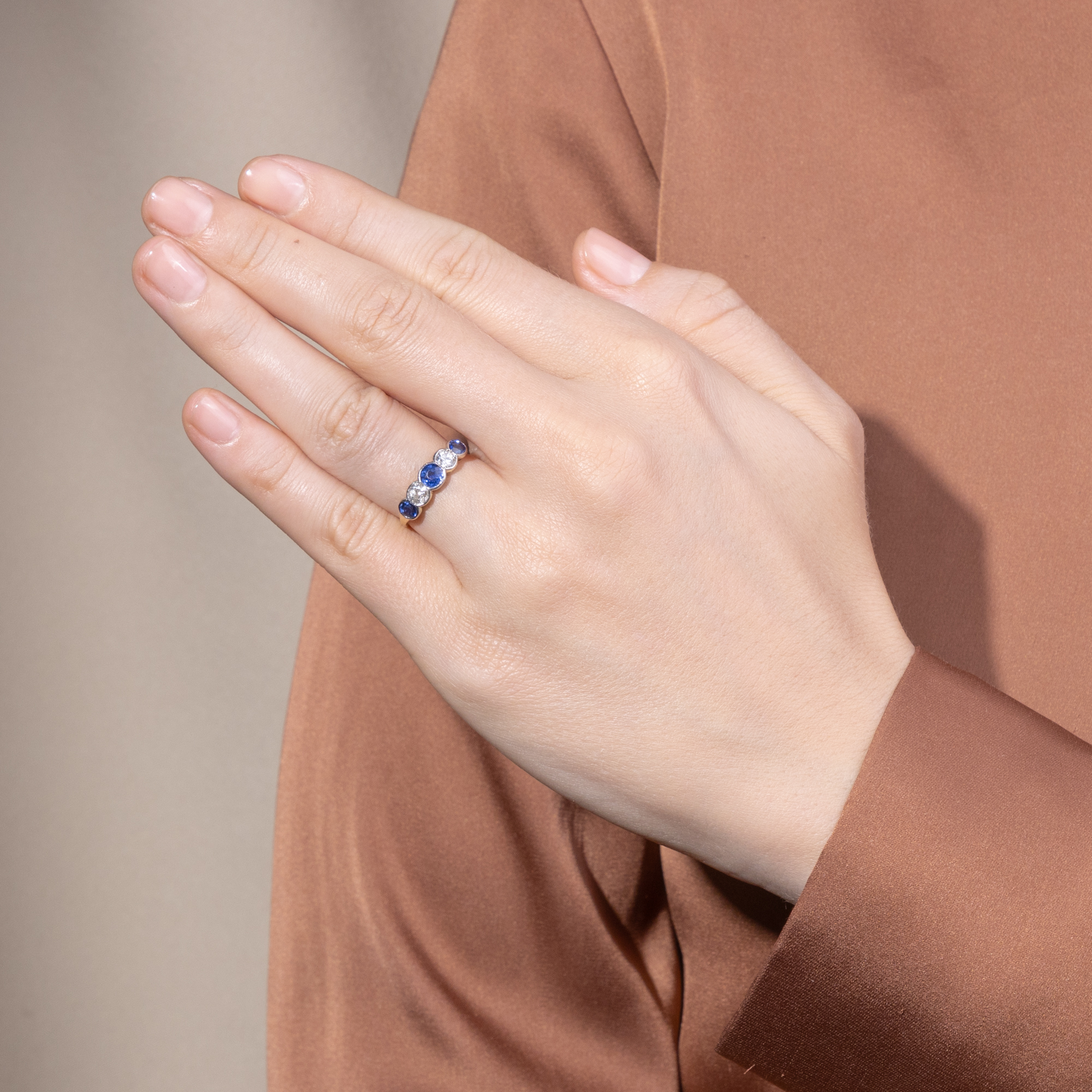 Antiker Ring mit Saphiren & Diamanten in Gold und Platin, um 1910 Antiker Ring mit Saphiren & Diamanten in Gold und Platin, um 1910