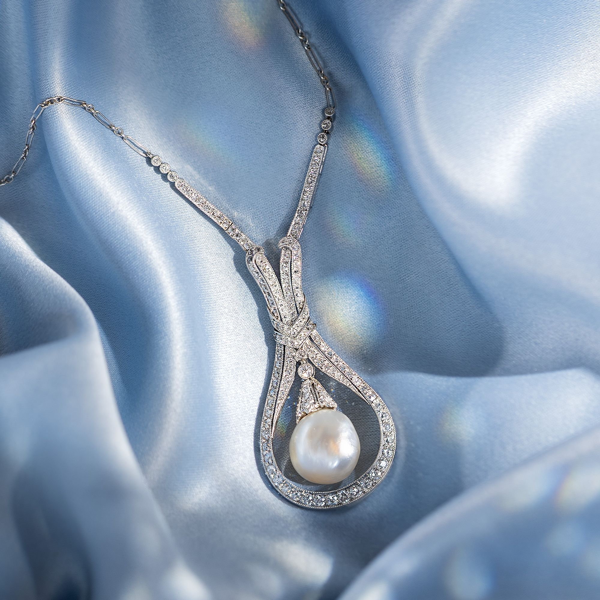 Elegantes Collier des Art Déco mit Naturperle & Diamanten in Platin, um 1930 Elegantes Collier des Art Déco mit Naturperle & Diamanten in Platin, um 1930