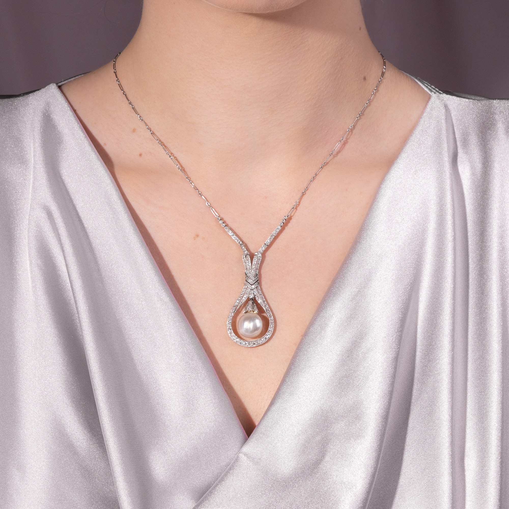 Elegant Natural Pearl and Diamond Déco Necklace in Platinum, c. 1930s Elegant Natural Pearl and Diamond Déco Necklace in Platinum, c. 1930s