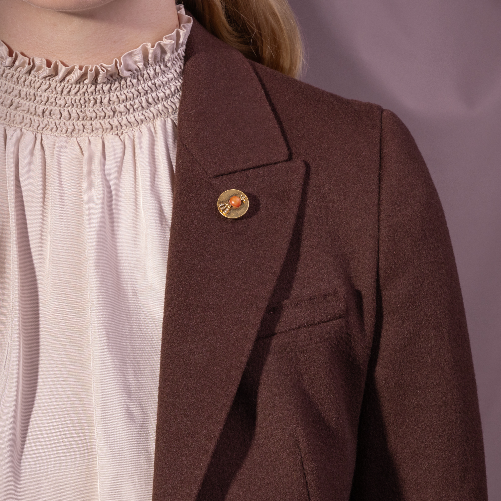 Hochwertige Anstecknadel aus Gold mit Diamanten und Koralle, um 1880 Hochwertige Anstecknadel aus Gold mit Diamanten und Koralle, um 1880