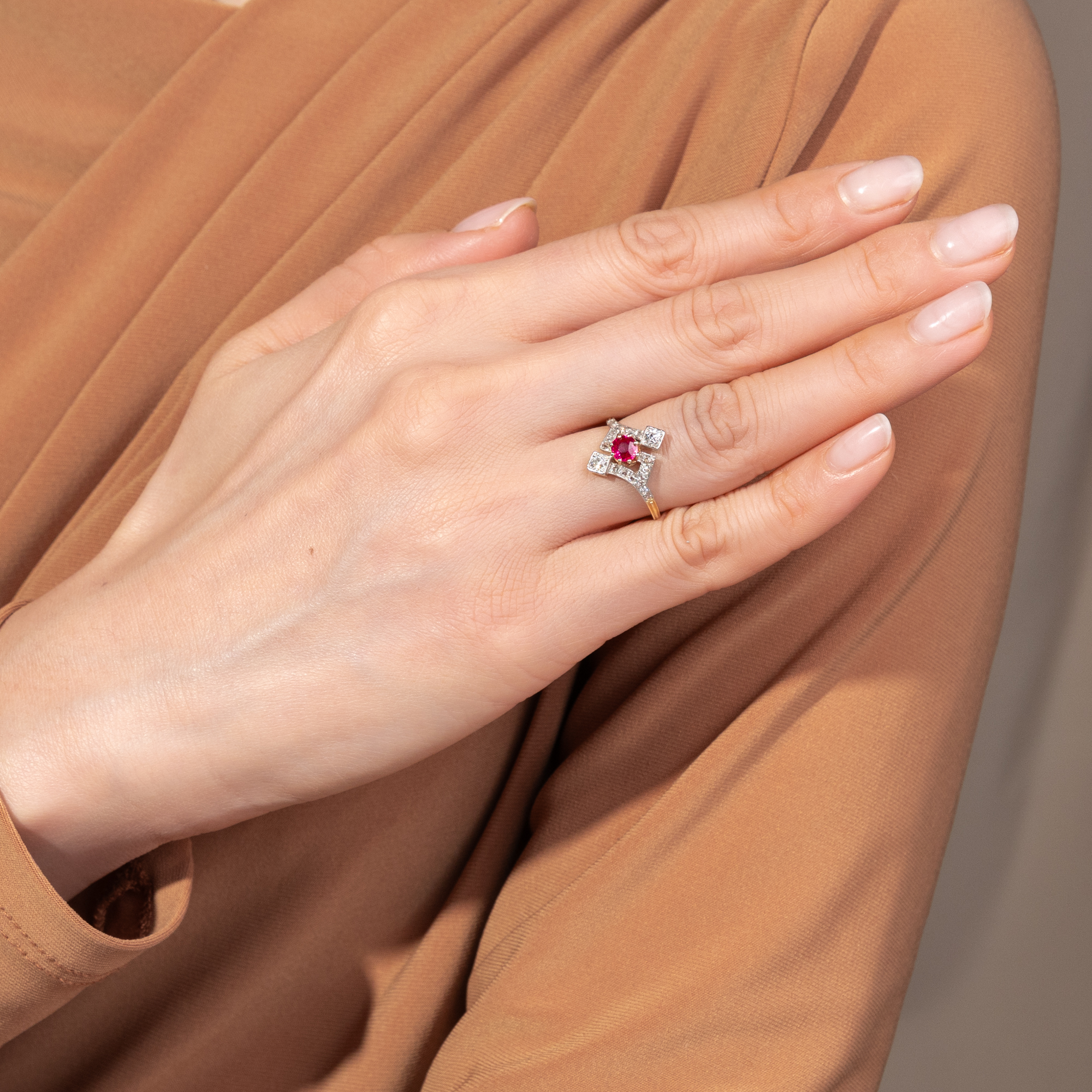 Eleganter antiker Ring mit unbehandeltem Burma-Rubin & Diamanten, um 1910 Eleganter antiker Ring mit unbehandeltem Burma-Rubin & Diamanten, um 1910