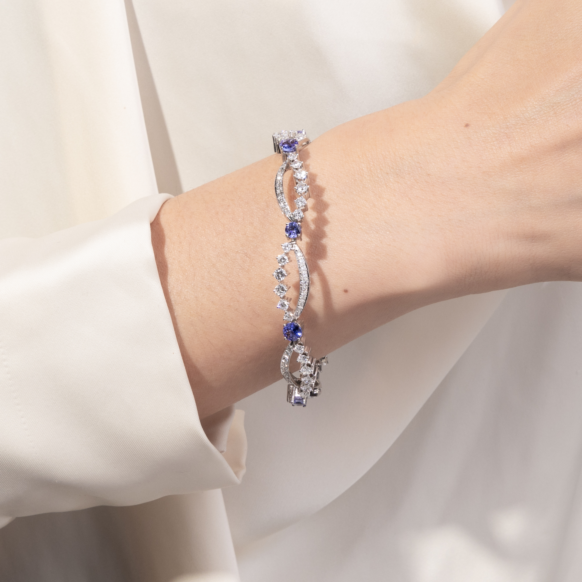 Elegant White Gold Bracelet with Diamonds & Tanzanites, c. 1975 Elegant White Gold Bracelet with Diamonds & Tanzanites, c. 1975