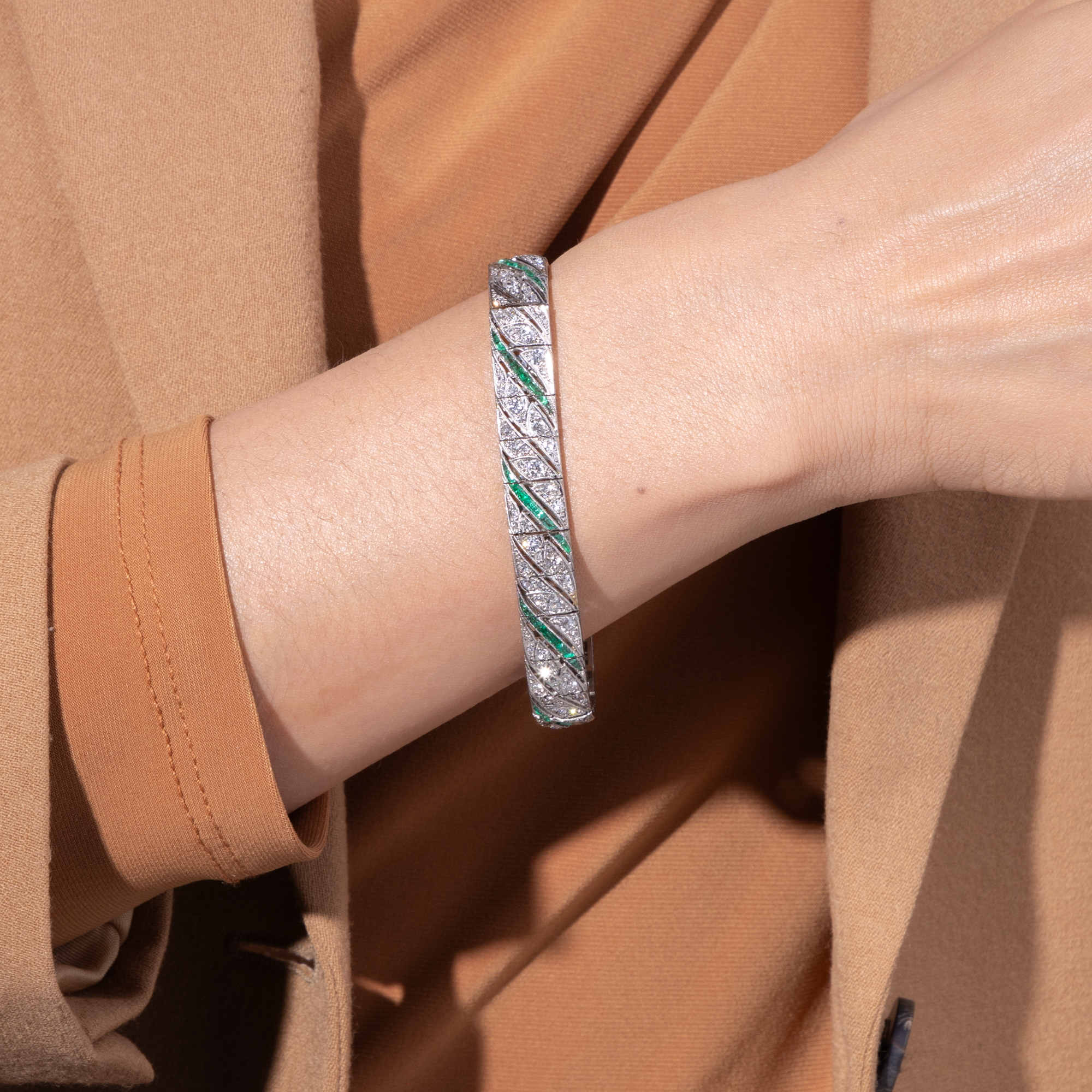 Elegantes Art Déco „Line Bracelet“ mit Diamanten & Smaragden, um 1925 Elegantes Art Déco „Line Bracelet“ mit Diamanten & Smaragden, um 1925