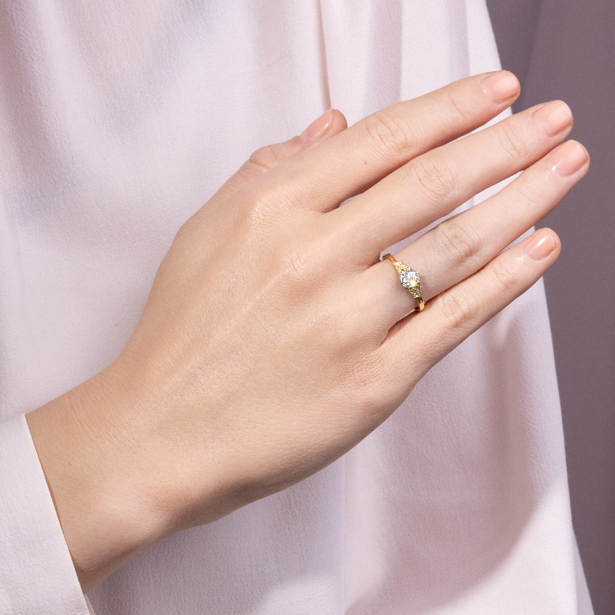 Zarter Ring mit 0,59 ct Diamant im Altschliff aus unserer Werkstatt Zarter Ring mit 0,59 ct Diamant im Altschliff aus unserer Werkstatt