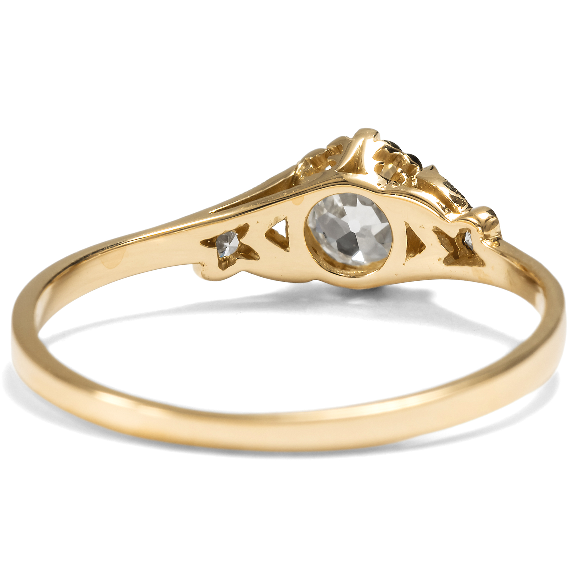 Zarter Ring mit 0,59 ct Diamant im Altschliff aus unserer Werkstatt Zarter Ring mit 0,59 ct Diamant im Altschliff aus unserer Werkstatt