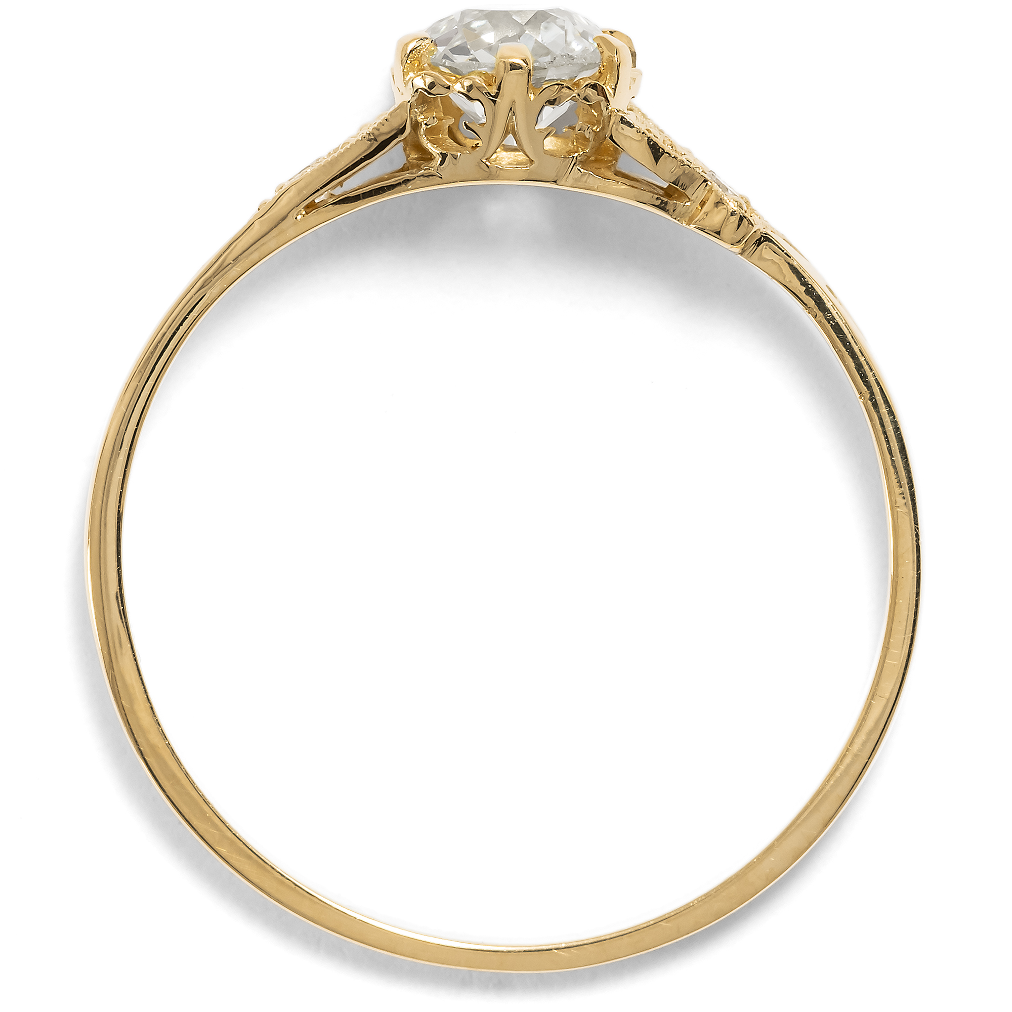 Zarter Ring mit 0,59 ct Diamant im Altschliff aus unserer Werkstatt Zarter Ring mit 0,59 ct Diamant im Altschliff aus unserer Werkstatt