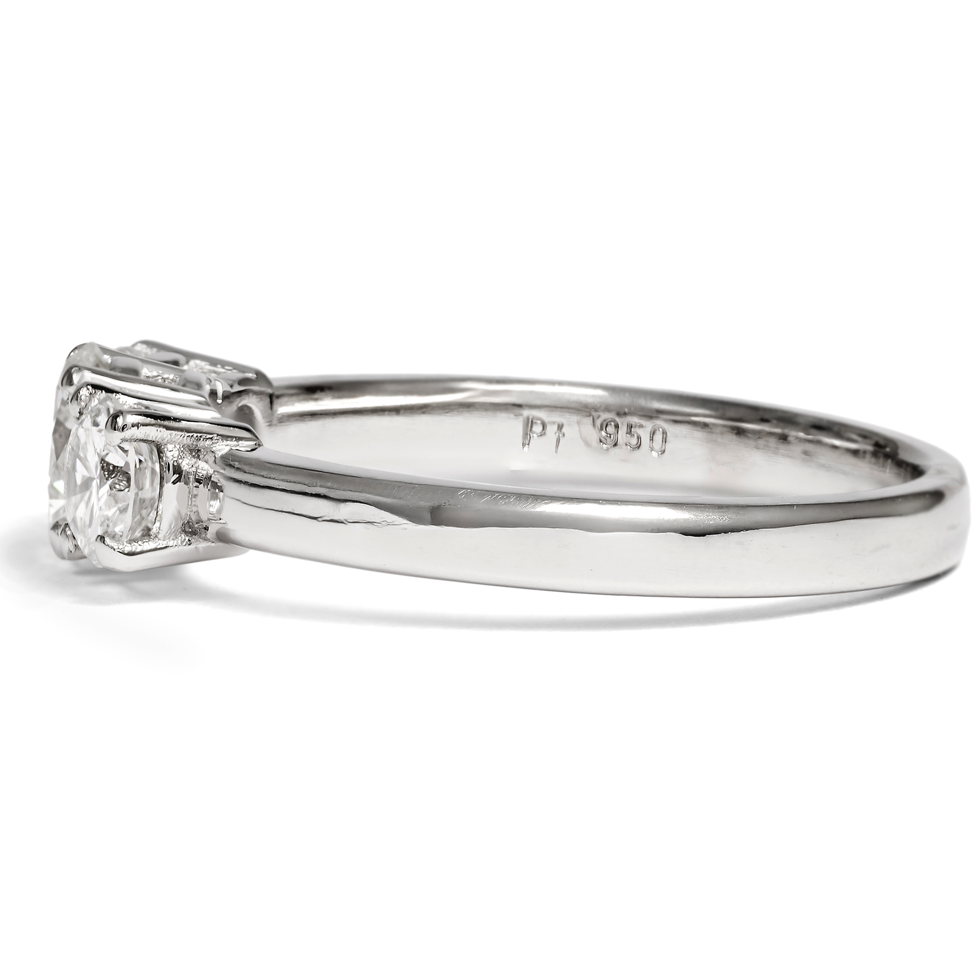 Ungetragener „Trilogie“-Ring mit 1,05 ct vintage Brillanten in Platin, aus unserer Werkstatt Ungetragener „Trilogie“-Ring mit 1,05 ct vintage Brillanten in Platin, aus unserer Werkstatt